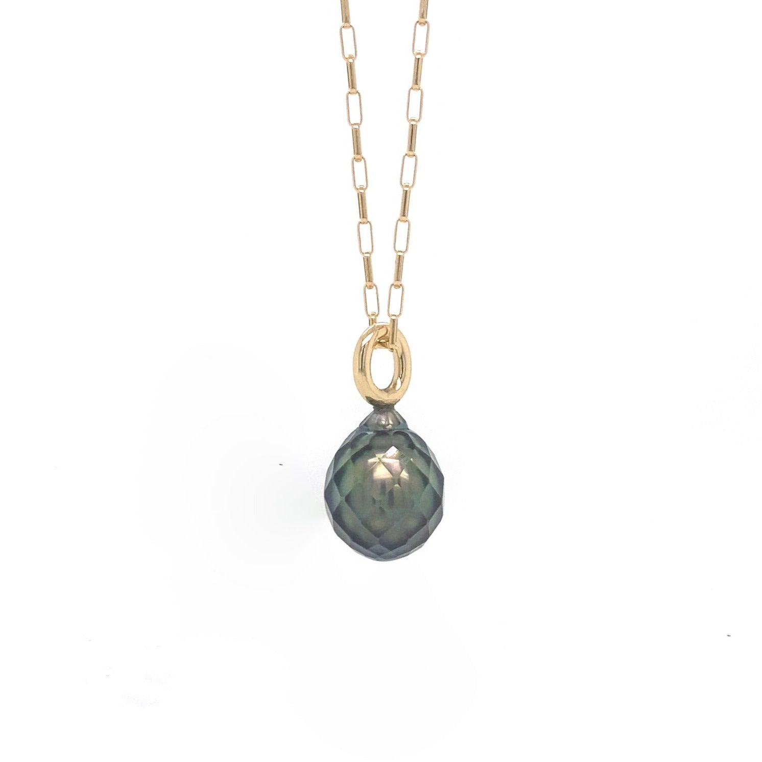 Vedhæng med mørk Tahiti perle, facetslebet, i 18 karat guld kantet kæde