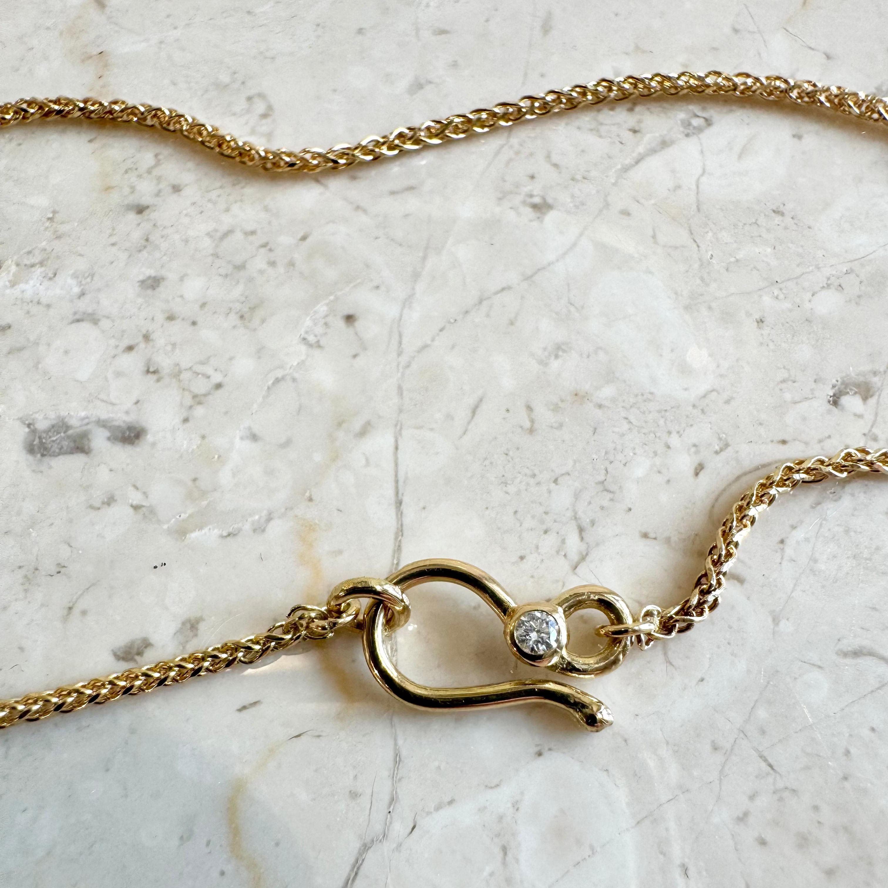 Armbånd med diamant på S-lås, 18 karat guld, guldsmed København