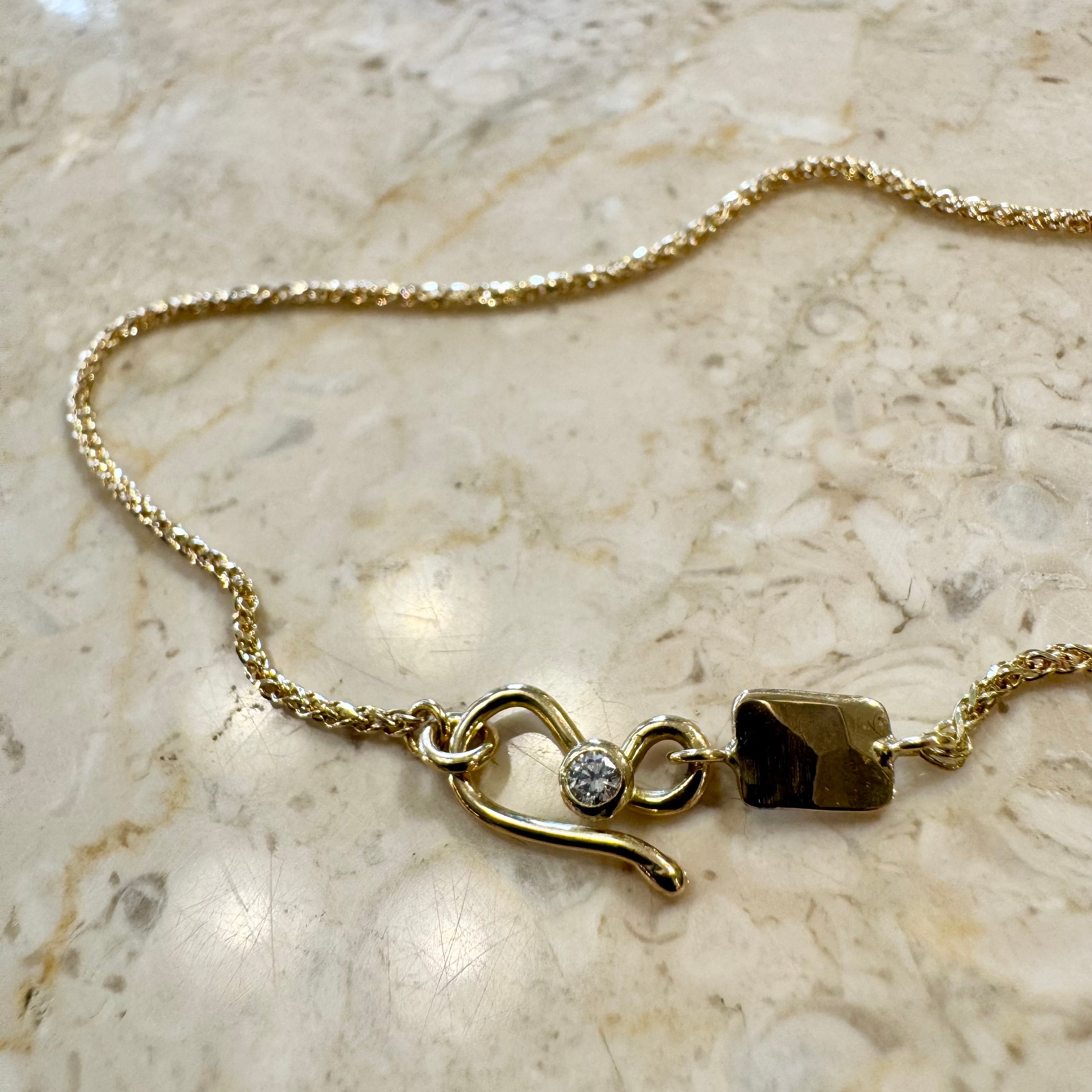 Armbånd med lille hammerslået plade, 18 karat guld, mulighed for gravering på plade, guldsmed københavn