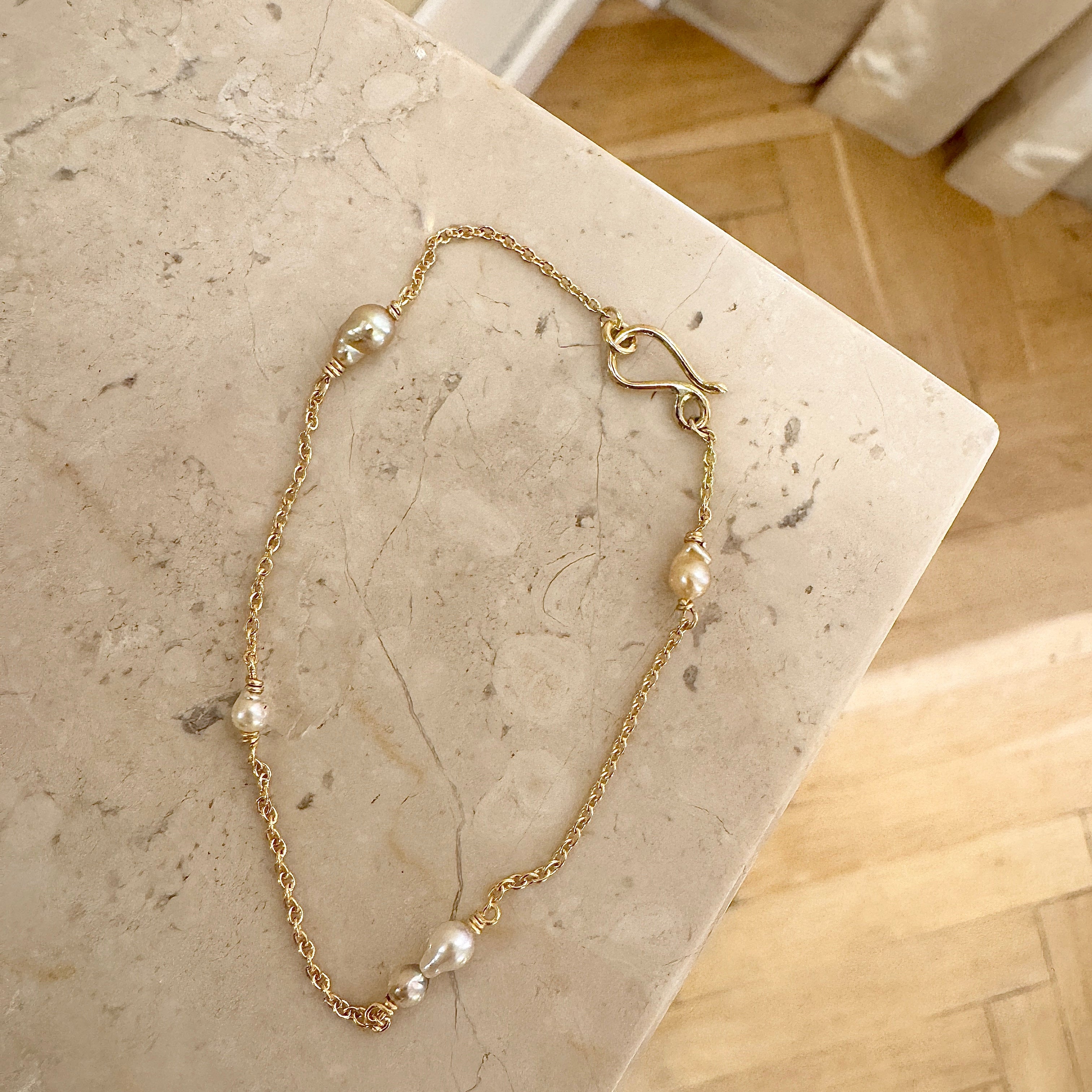 Armbånd med lyse Akoya perler, unika