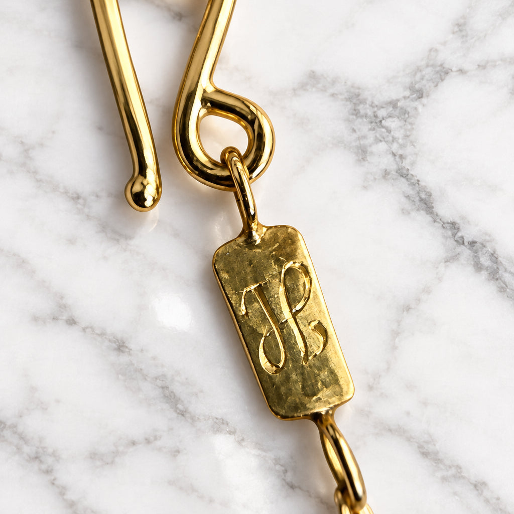 Armbånd med lille hammerslået plade, 18 karat guld, mulighed for gravering på plade, guldsmed københavn