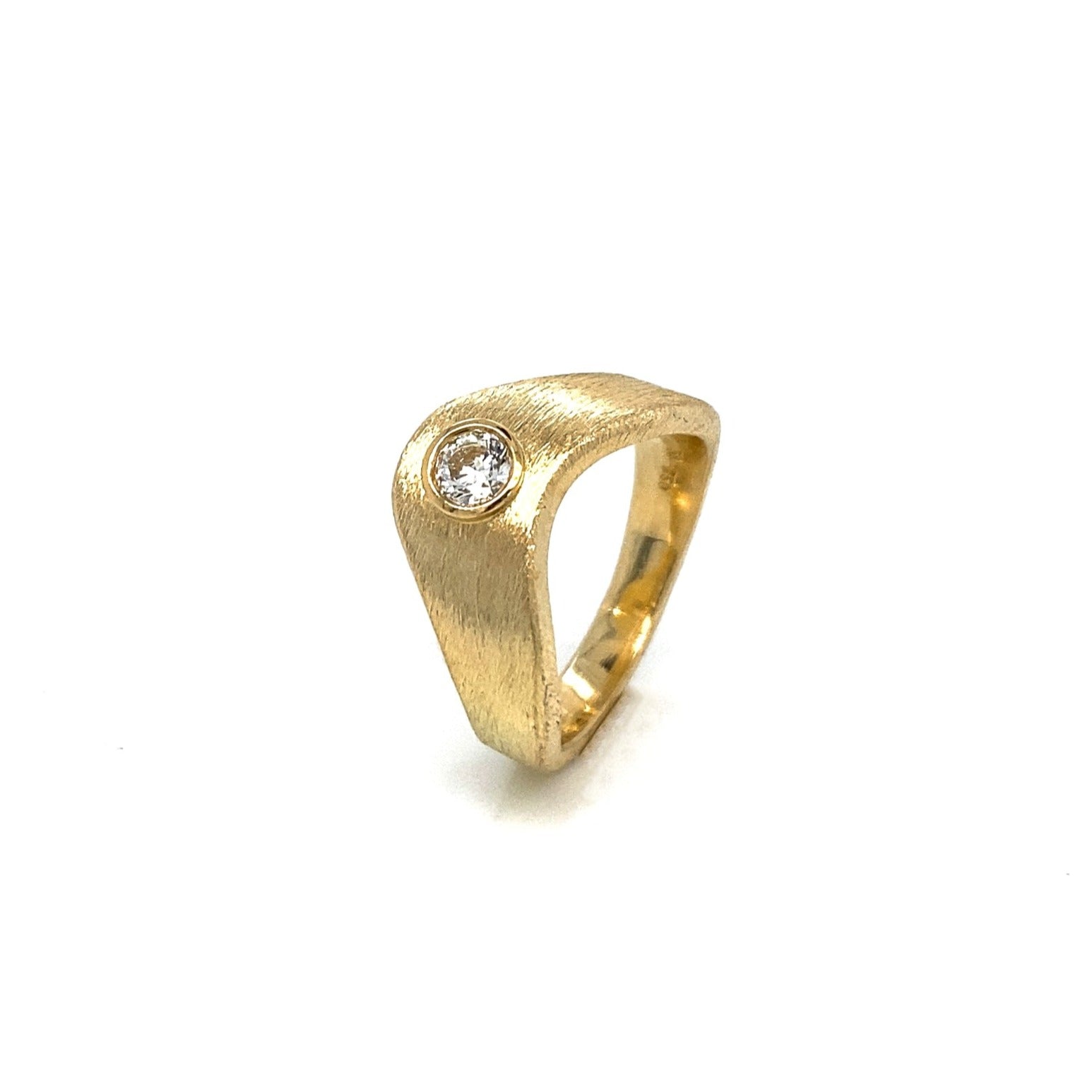 18 karat bred guldring i organisk bølgeform, ridset overflade, med stor 0,30ct hvid diamant.