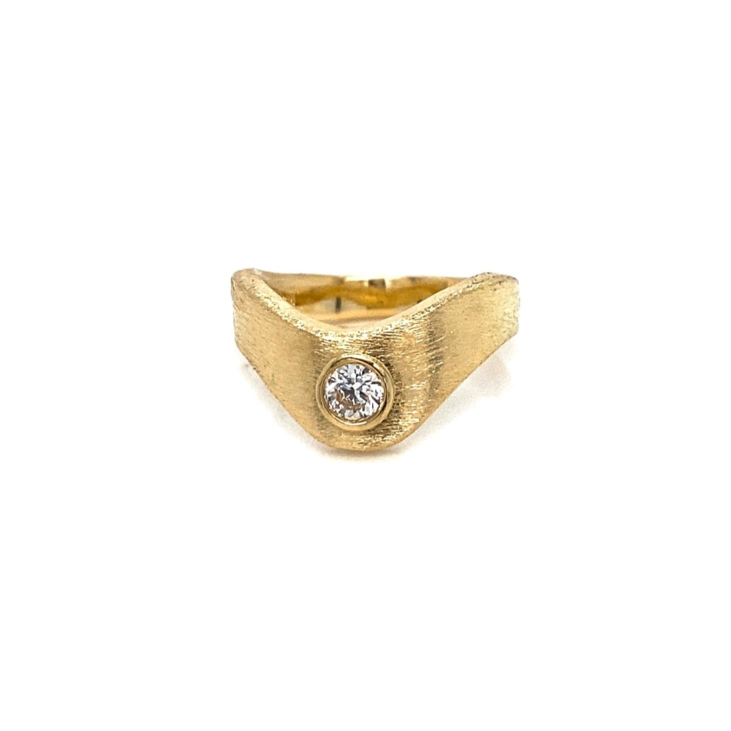 18 karat bred guldring i organisk bølgeform, ridset overflade, med stor 0,30ct hvid diamant.