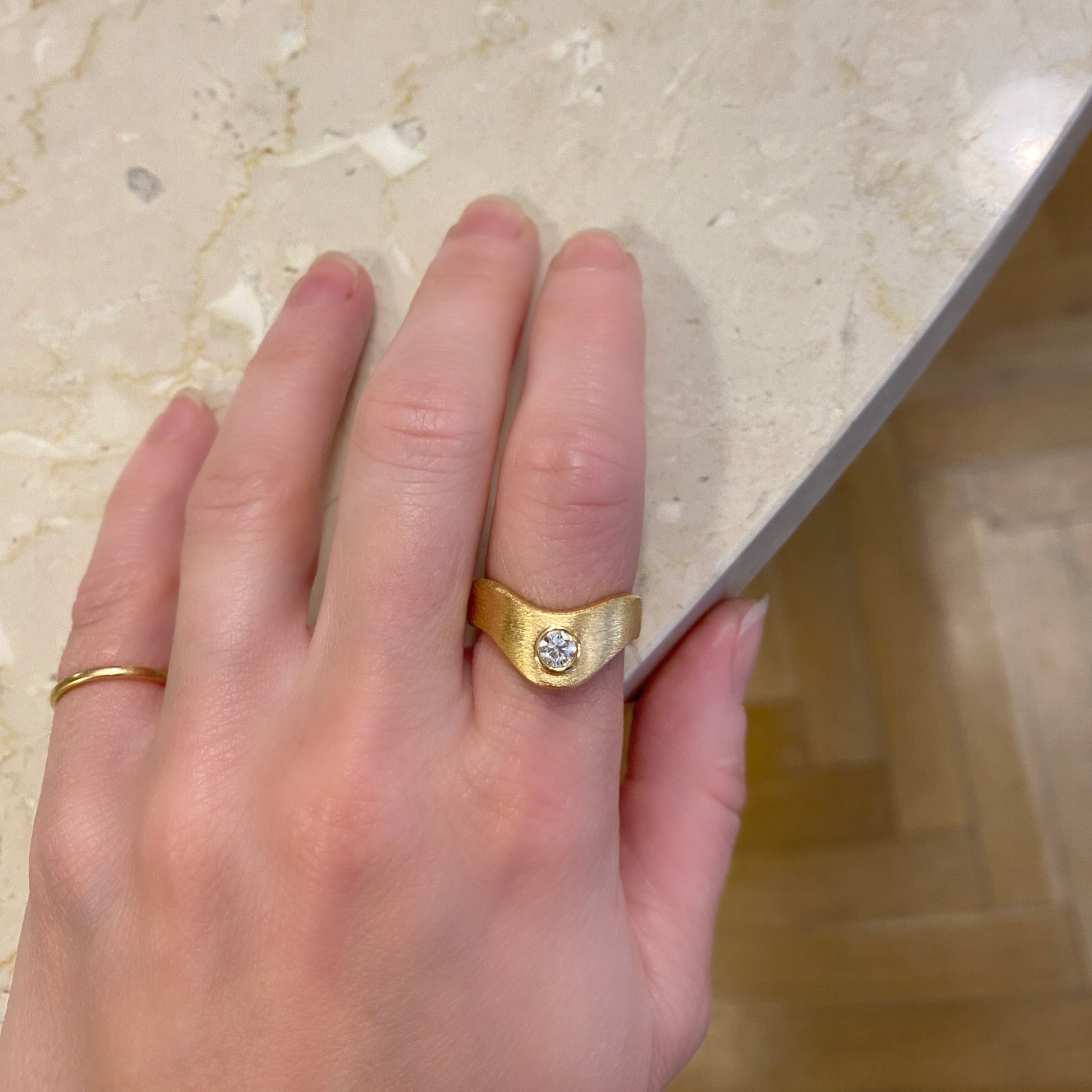 Bølgering No. 2 i 18 karat guld med stor diamant