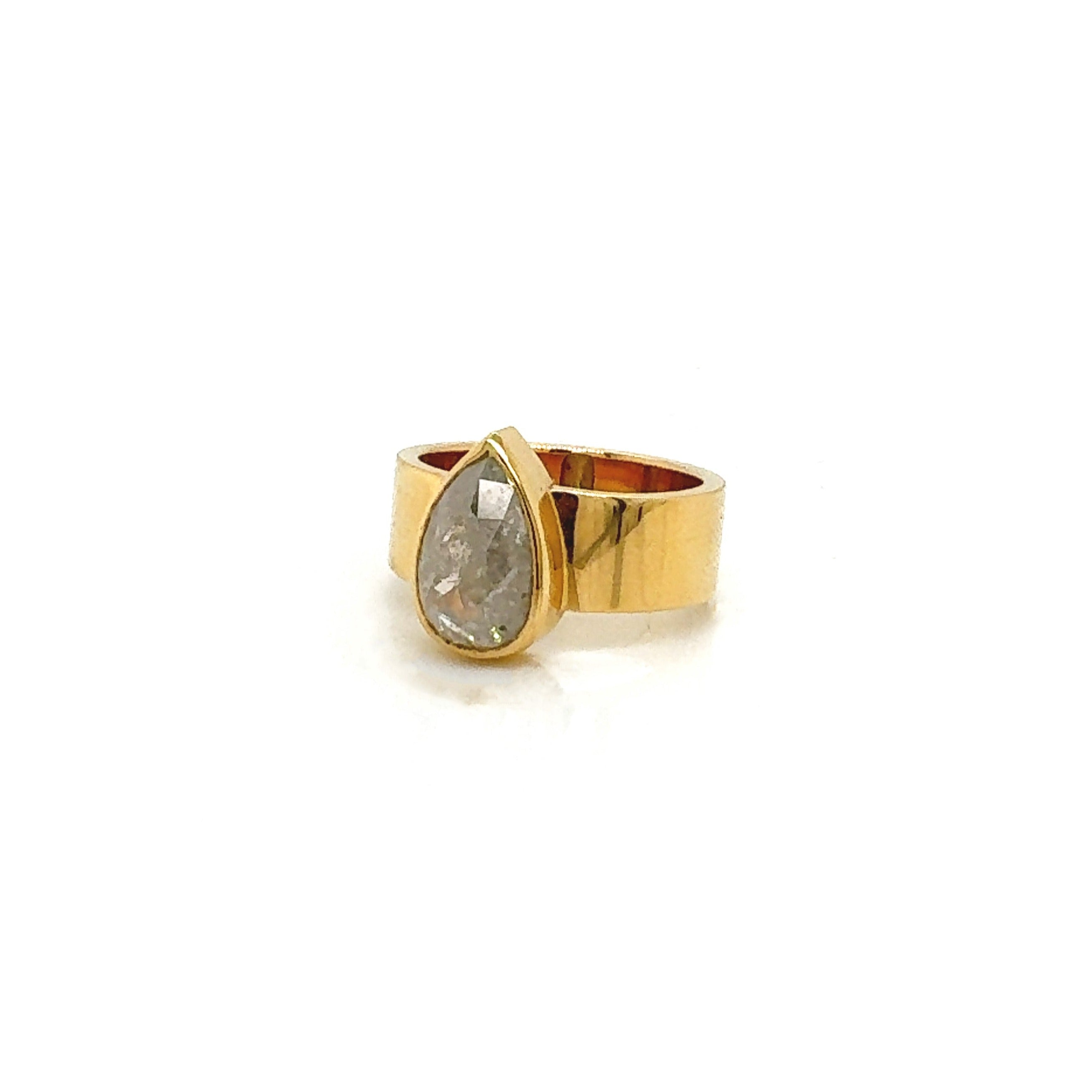 Bred ring med grå diamant dråbe, unika