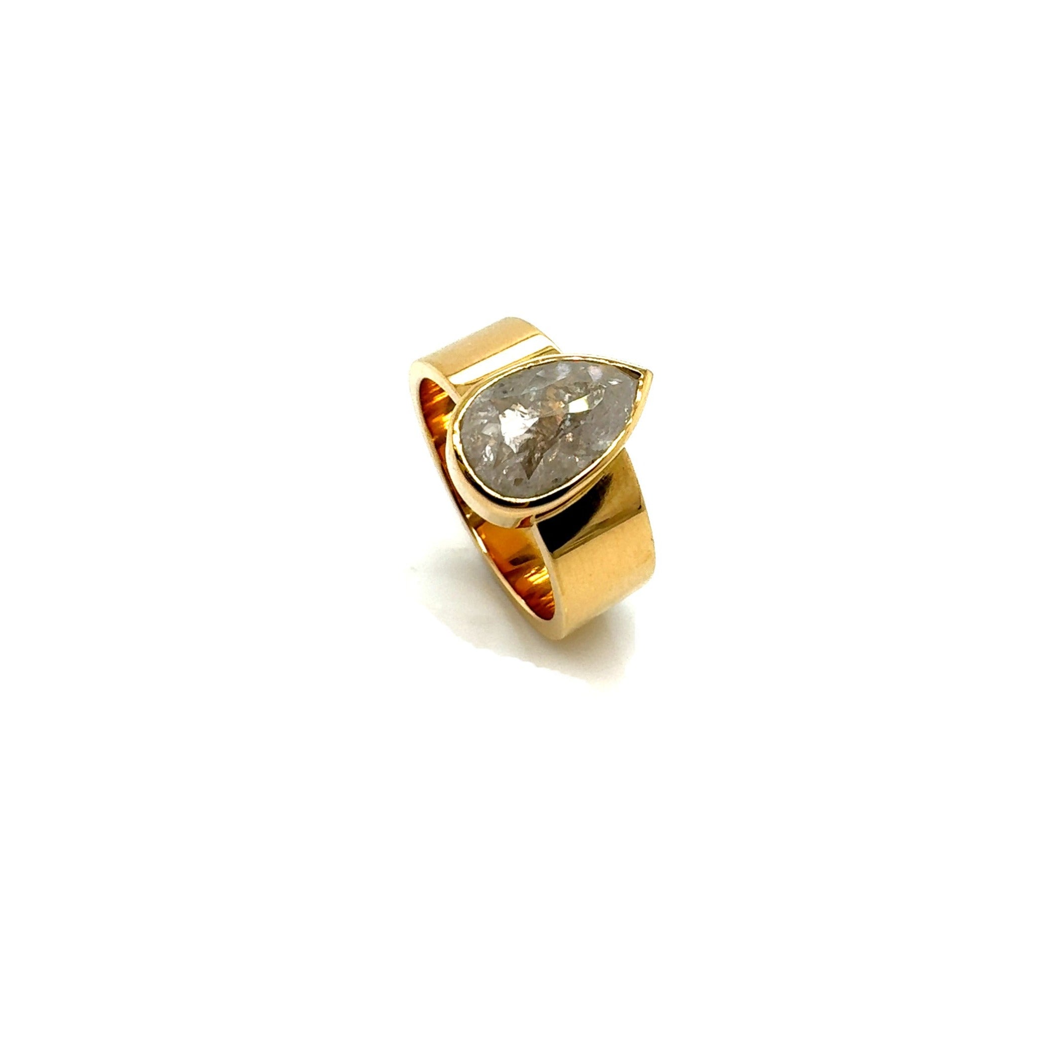 Bred ring med grå diamant dråbe, unika