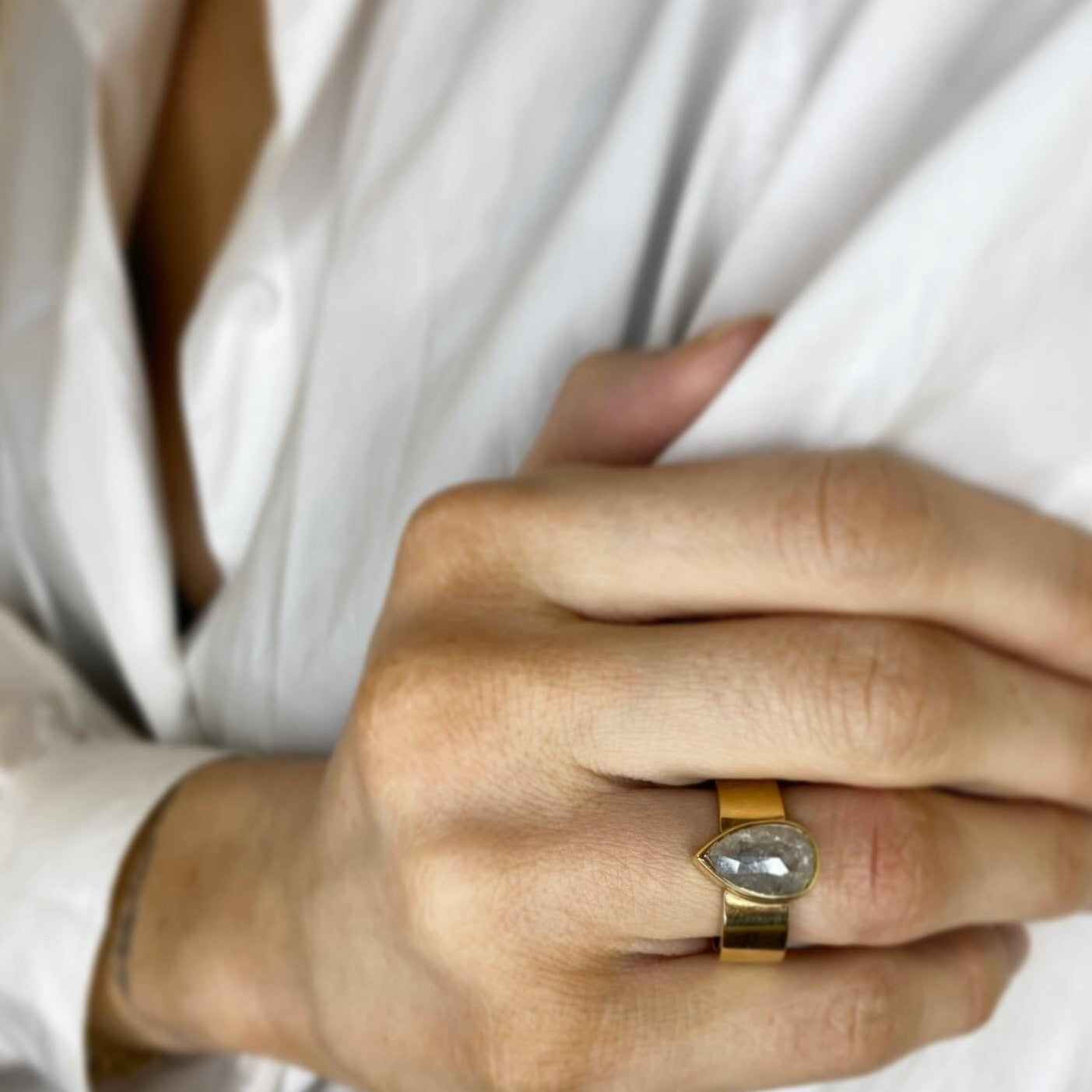 Bred ring med grå diamant dråbe, unika