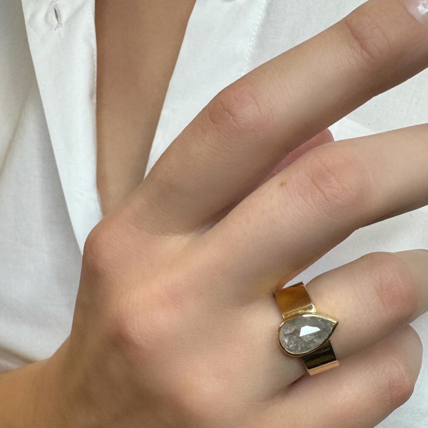 Bred ring med grå diamant dråbe, unika