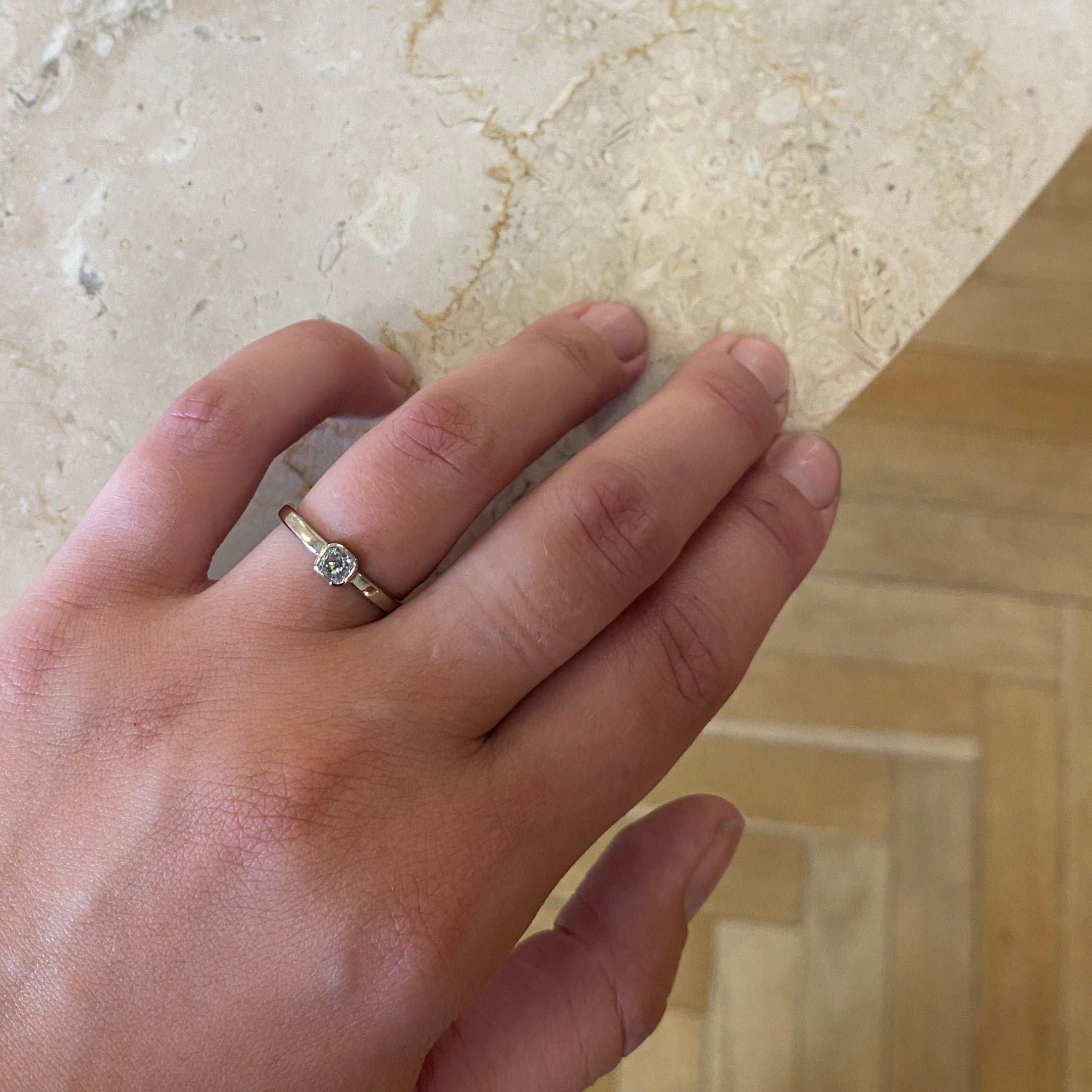 Ring med cushion diamant, hvidguld