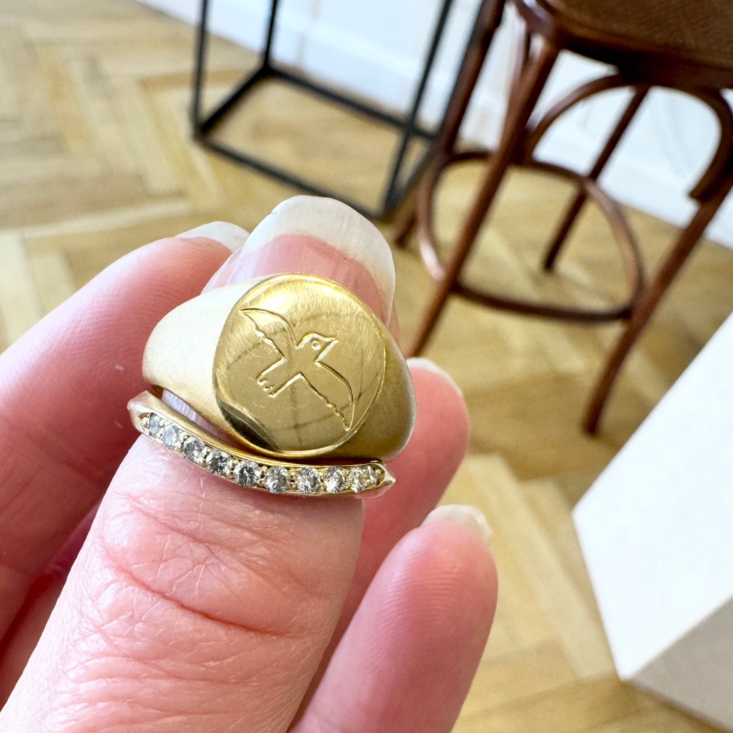 Fugl graveret på signetring, 18 karat guld. Sat sammen med en Ribbonring med diamanter