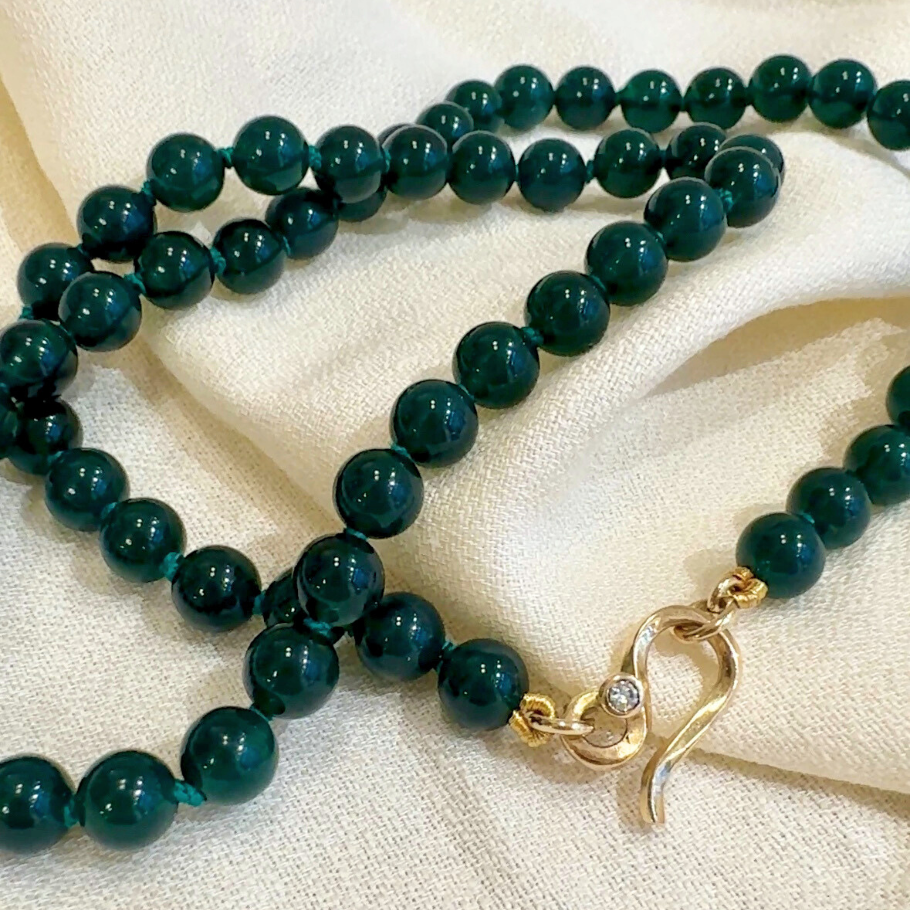 Grøn perlekæde med agatperler med ribbon lås i 18K guld og 0,04ct diamant