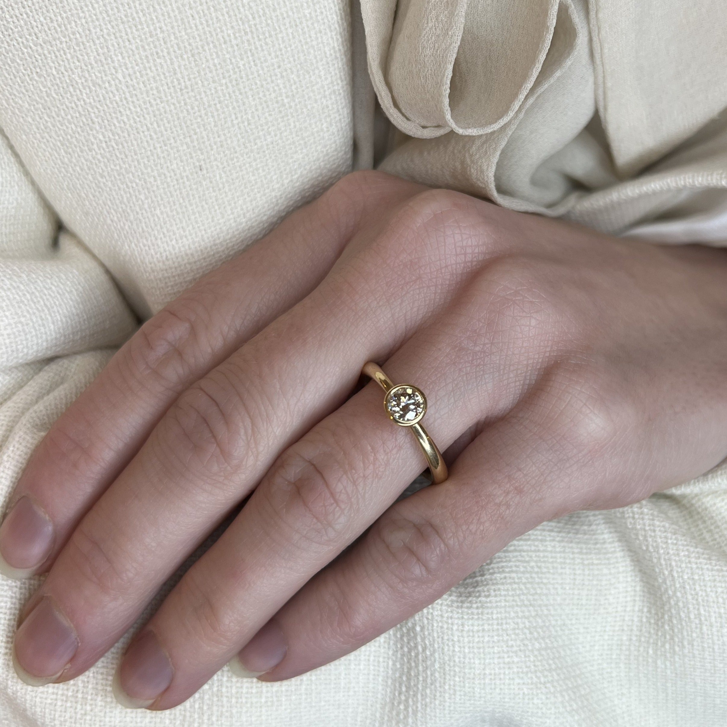 Forlovelsesring med stor champagne diamant