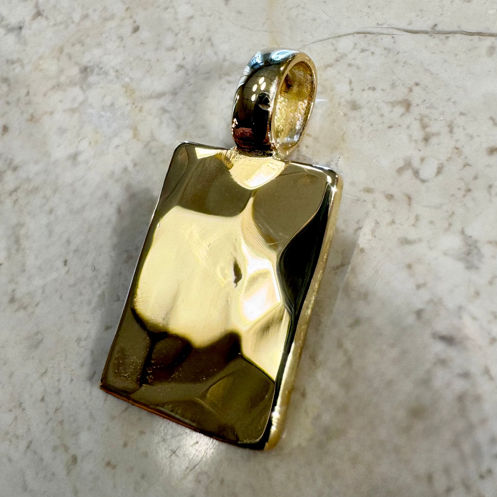 Hammerslået pladevedhæng med chunky ovalt øsken, No.3, 18 karat guld