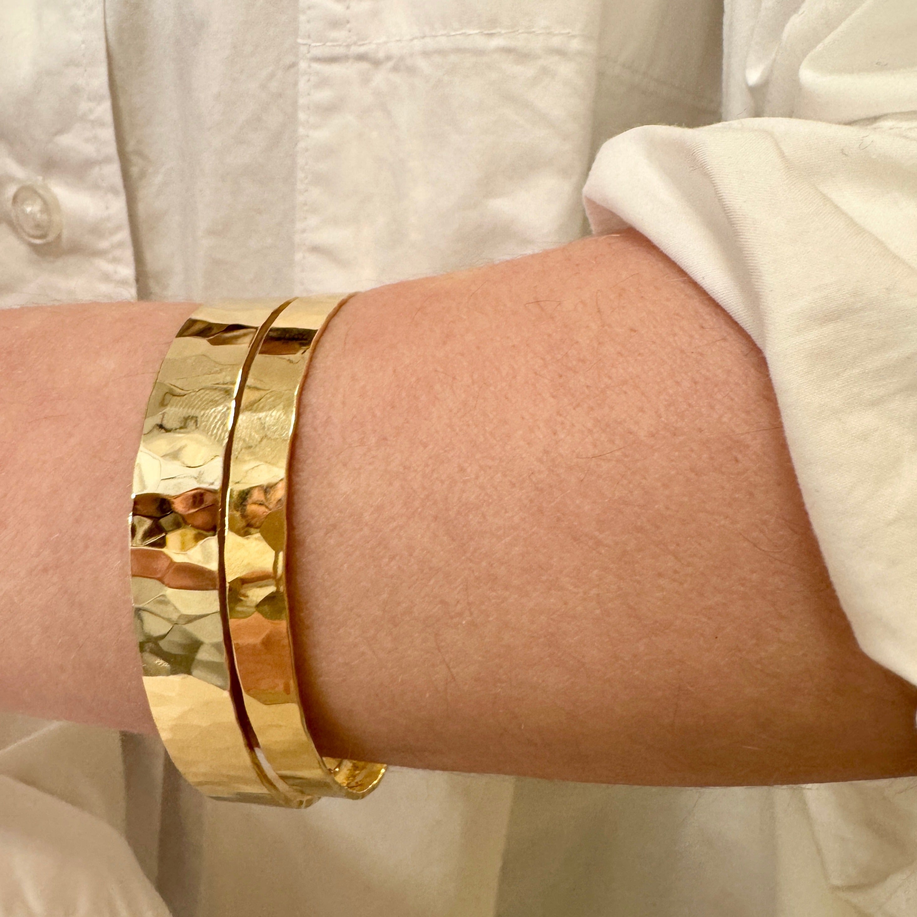 Hammerslået fast armbånd No.2 i 18 karat guld.