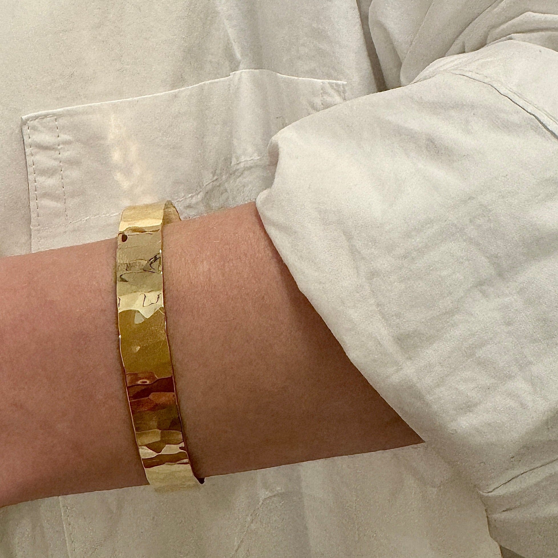 Hammerslået fast armbånd No.2 18 karat guld