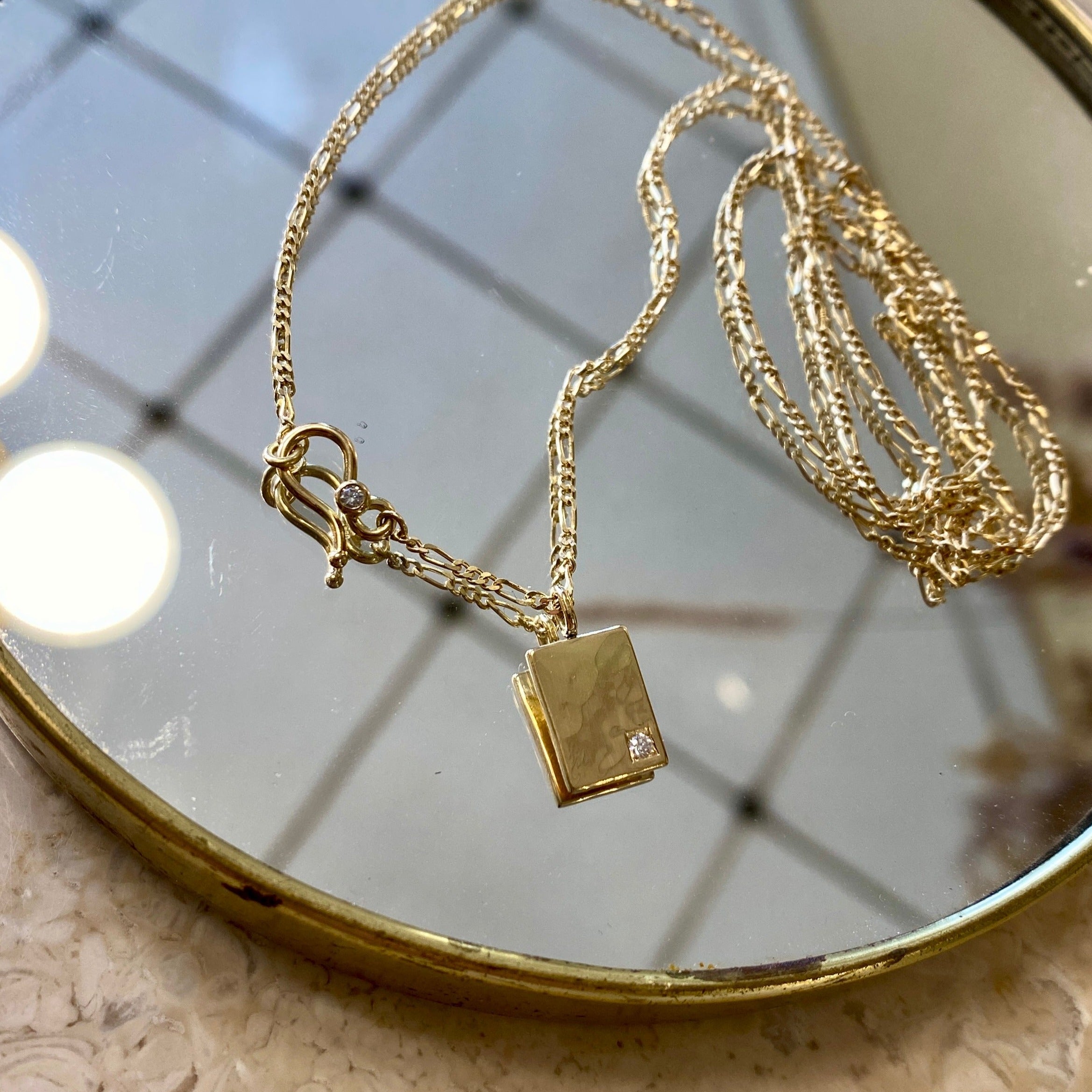 Hammerslået pladevedhæng med diamant. 18 karat guld