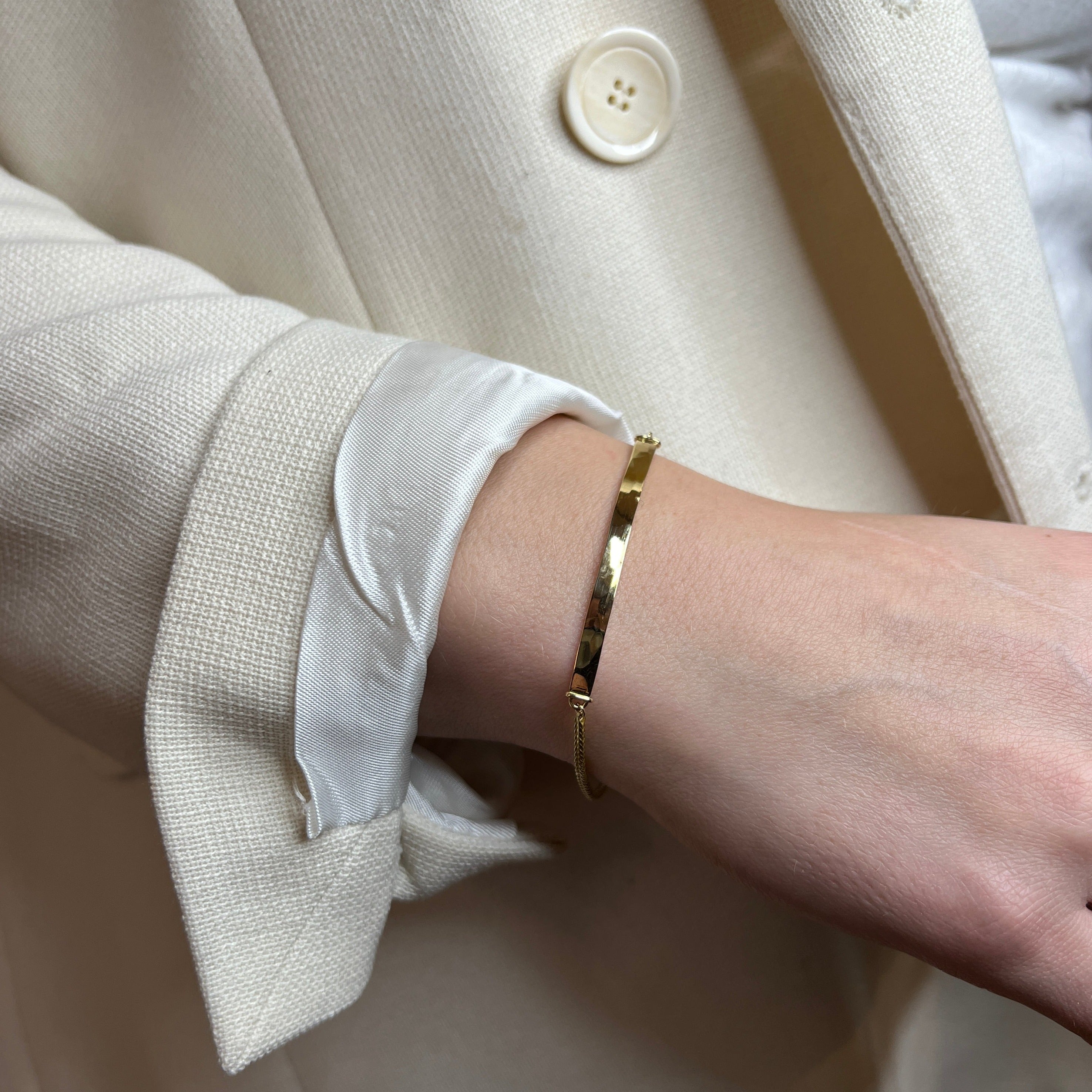 Hammerslået pladearmbånd, 18 karat guld