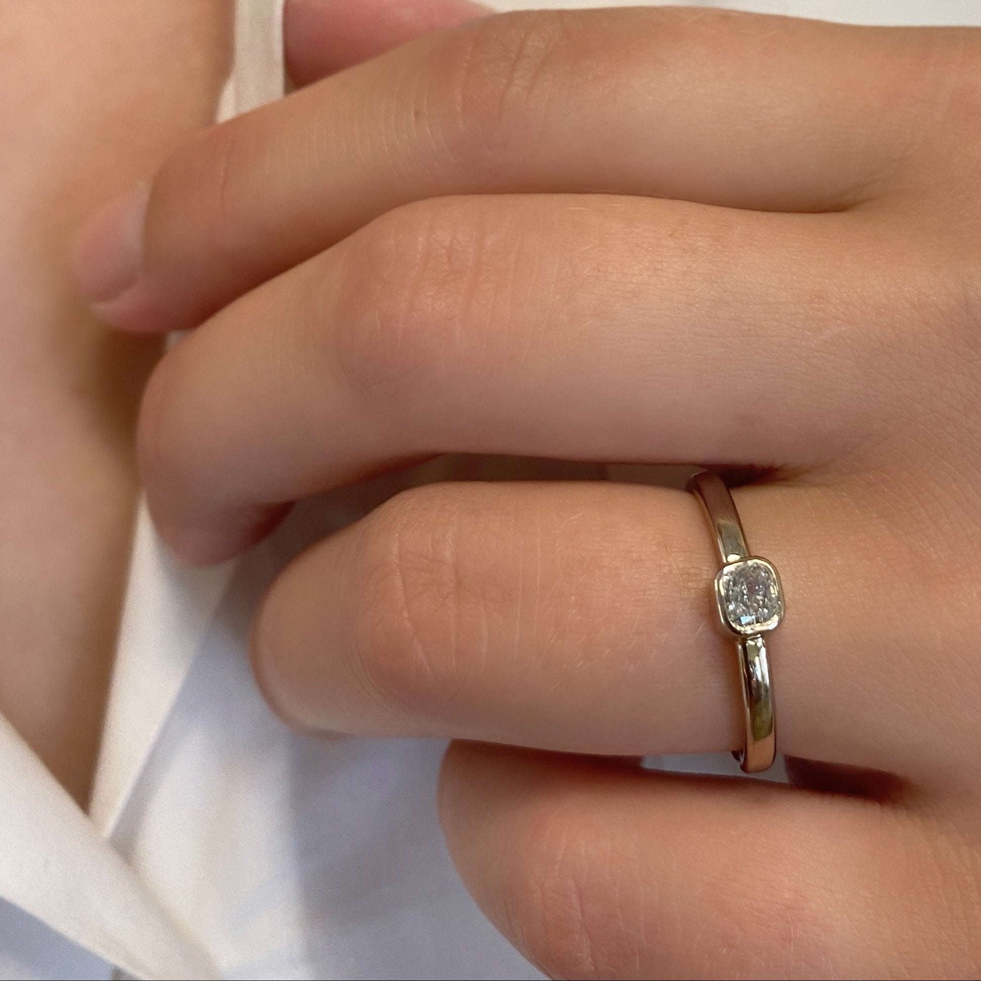 Hvidguldsring med chushion diamant