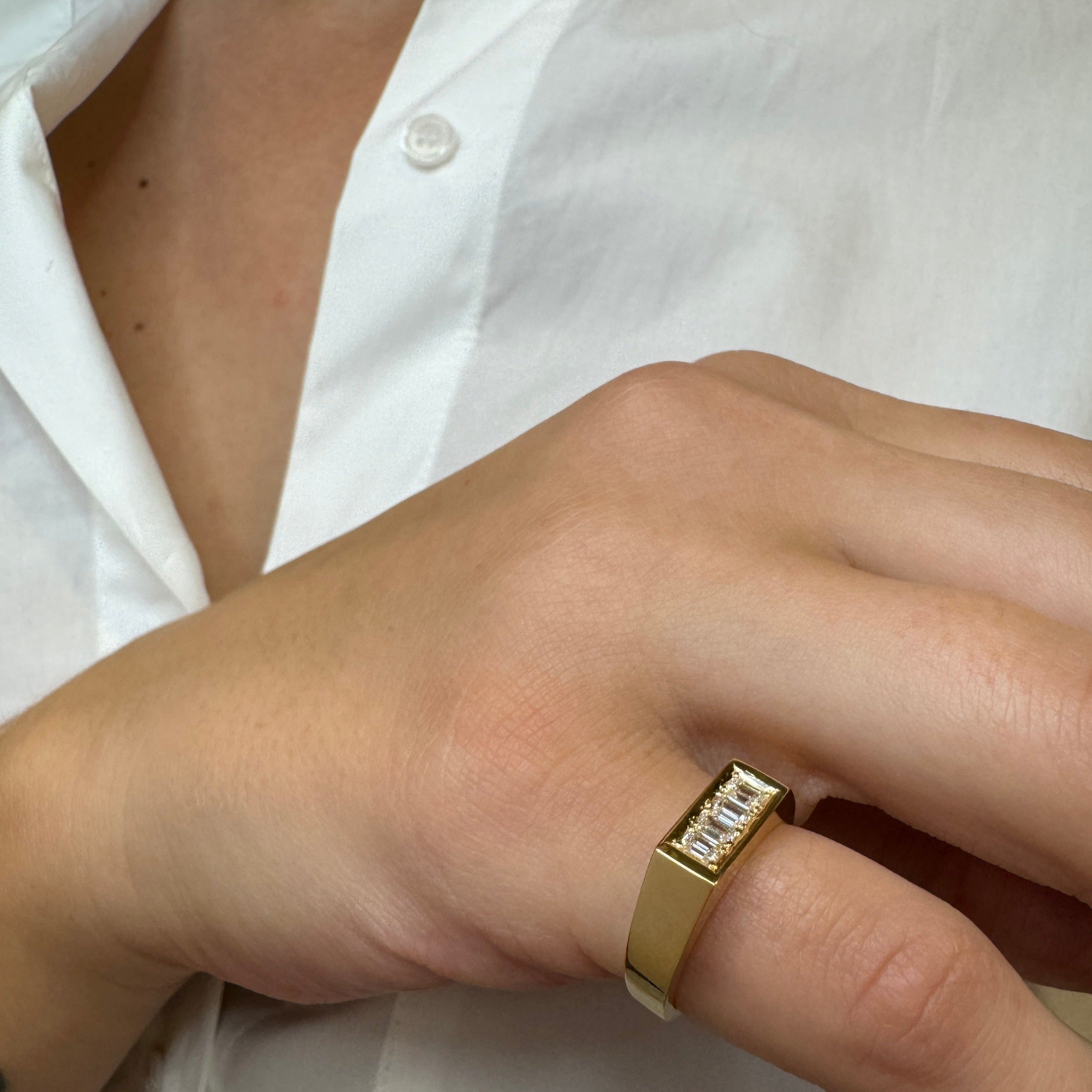 SQUARE SIGNETRING I 18 KARAT GULD MED HVIDE DIAMANTER