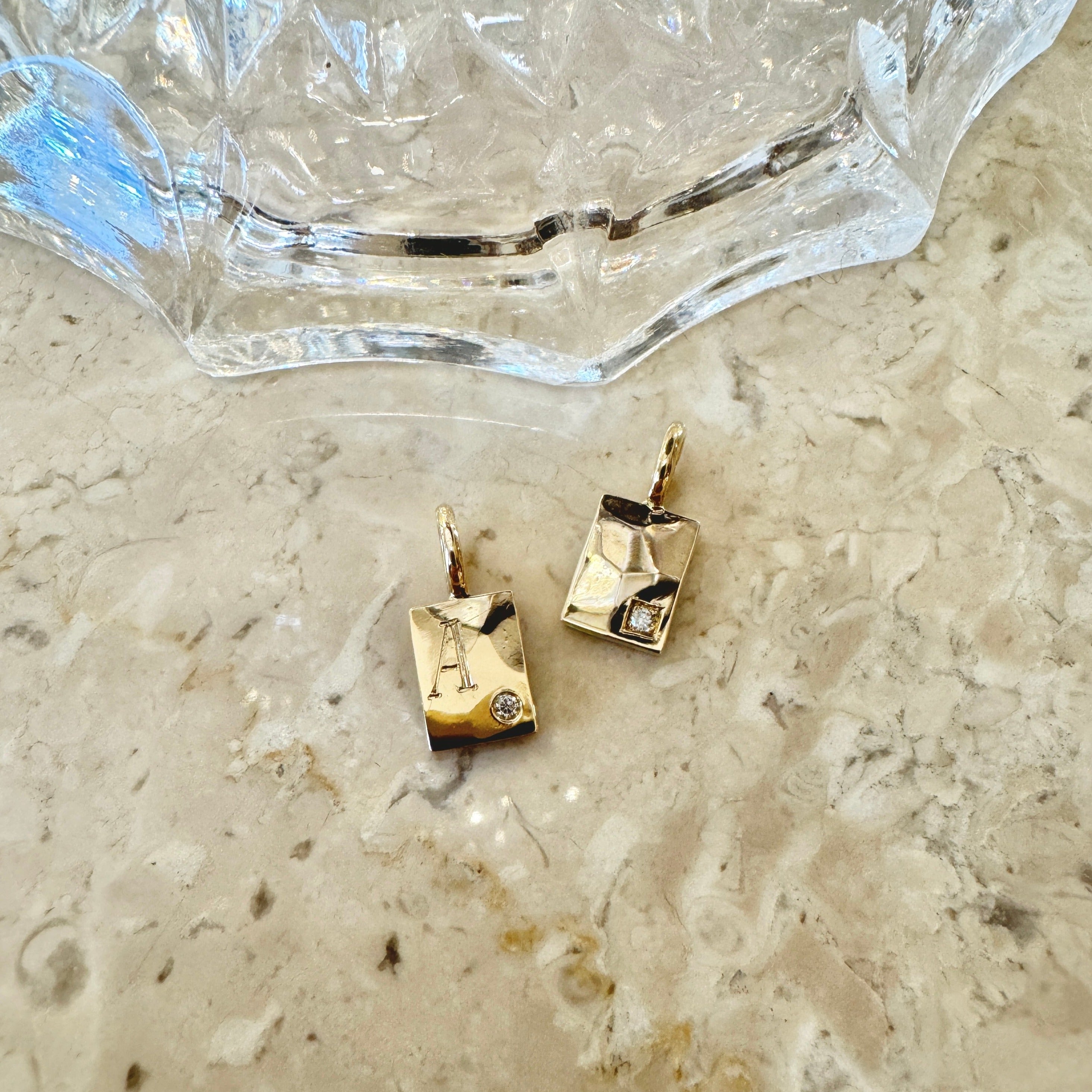 Hammerslået pladevedhæng med diamant og gravering. 18 karat guld