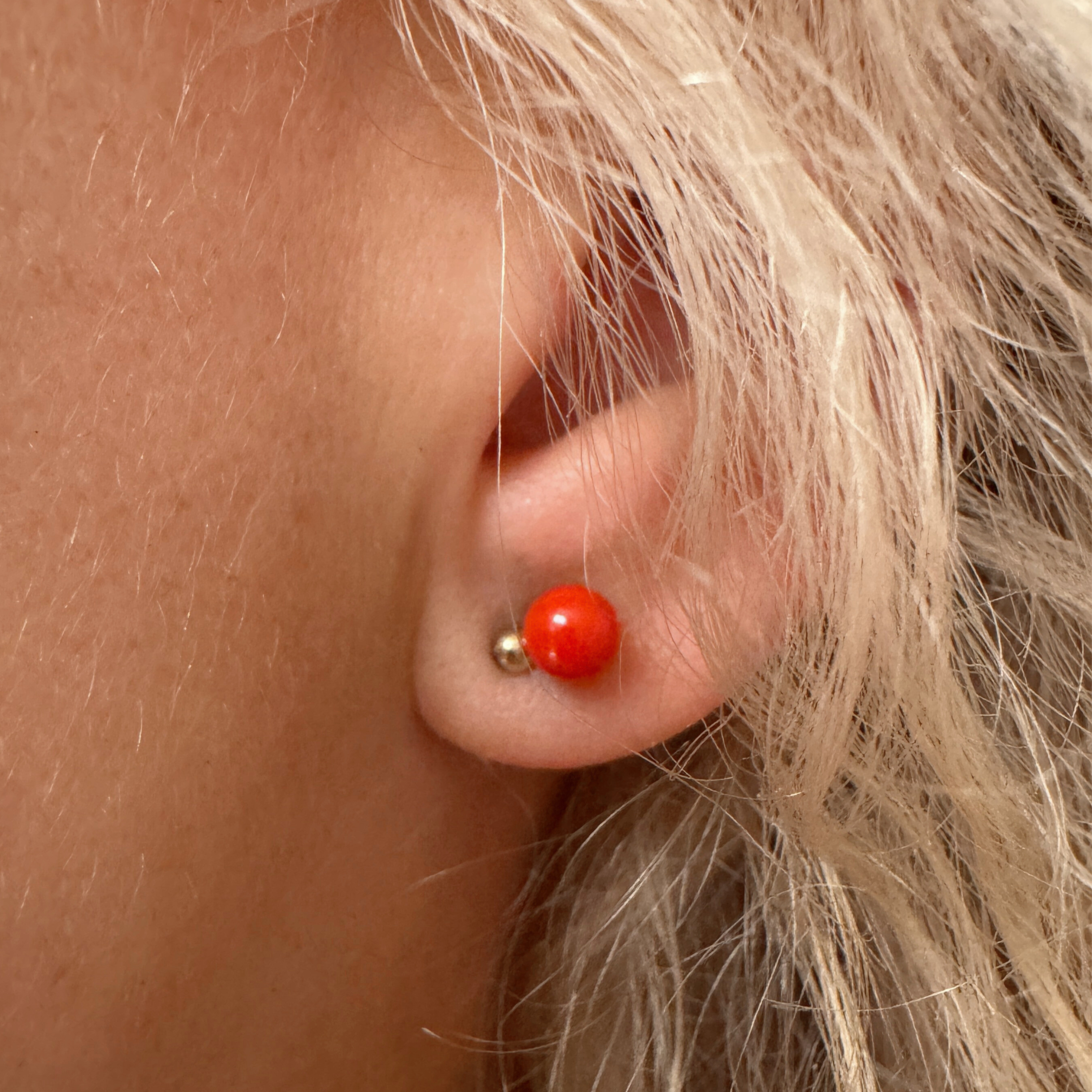 Koral ørestikker med guldkugle