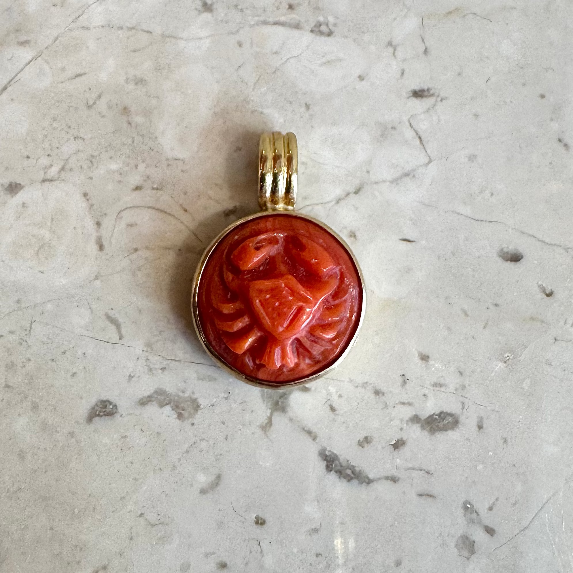 Koralamulet med stjernetegnet krebs, 18 karat guld, unika smykke