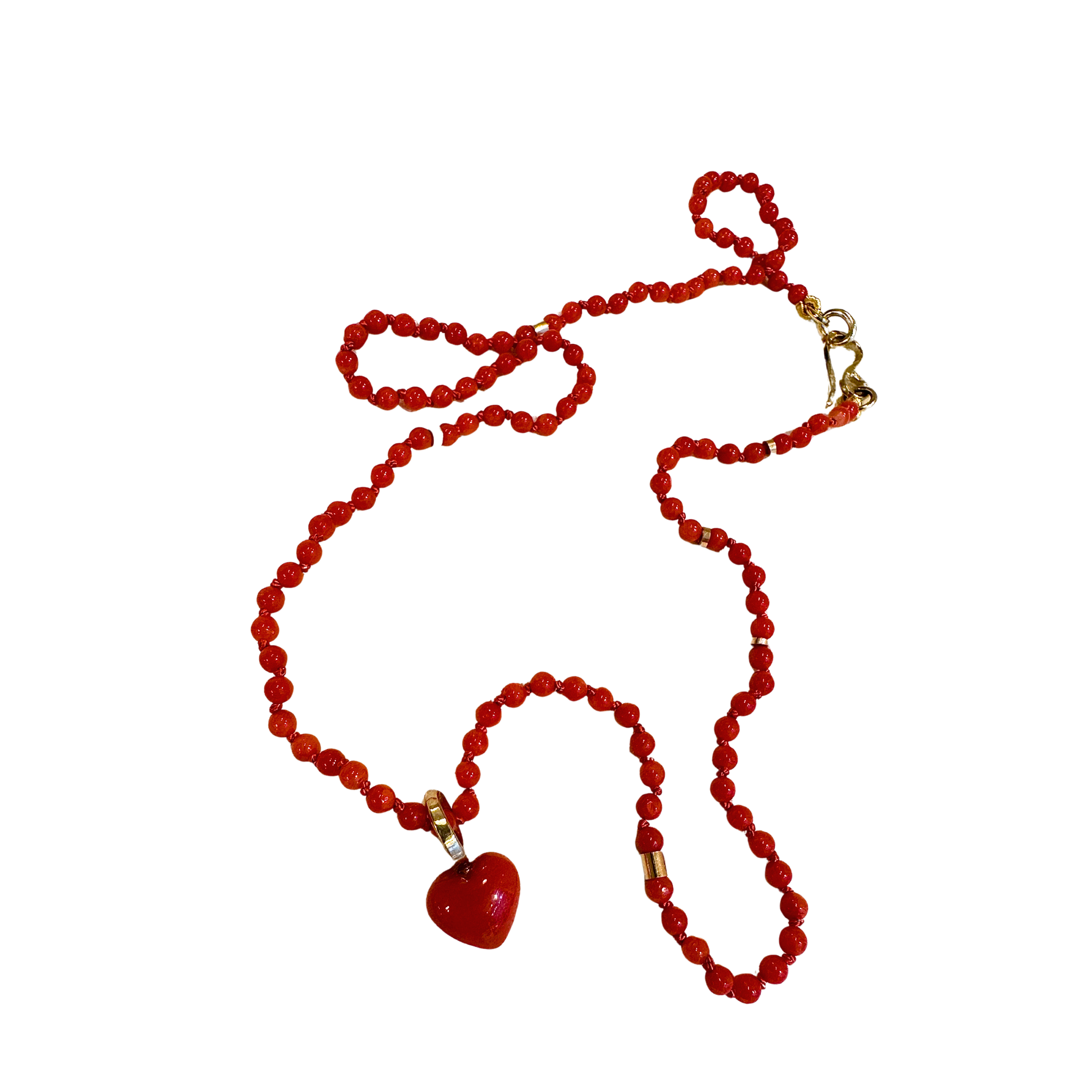 Røde koraler som kæde med rødt koralhjerte vedhæng med ribbon guld lås og peler