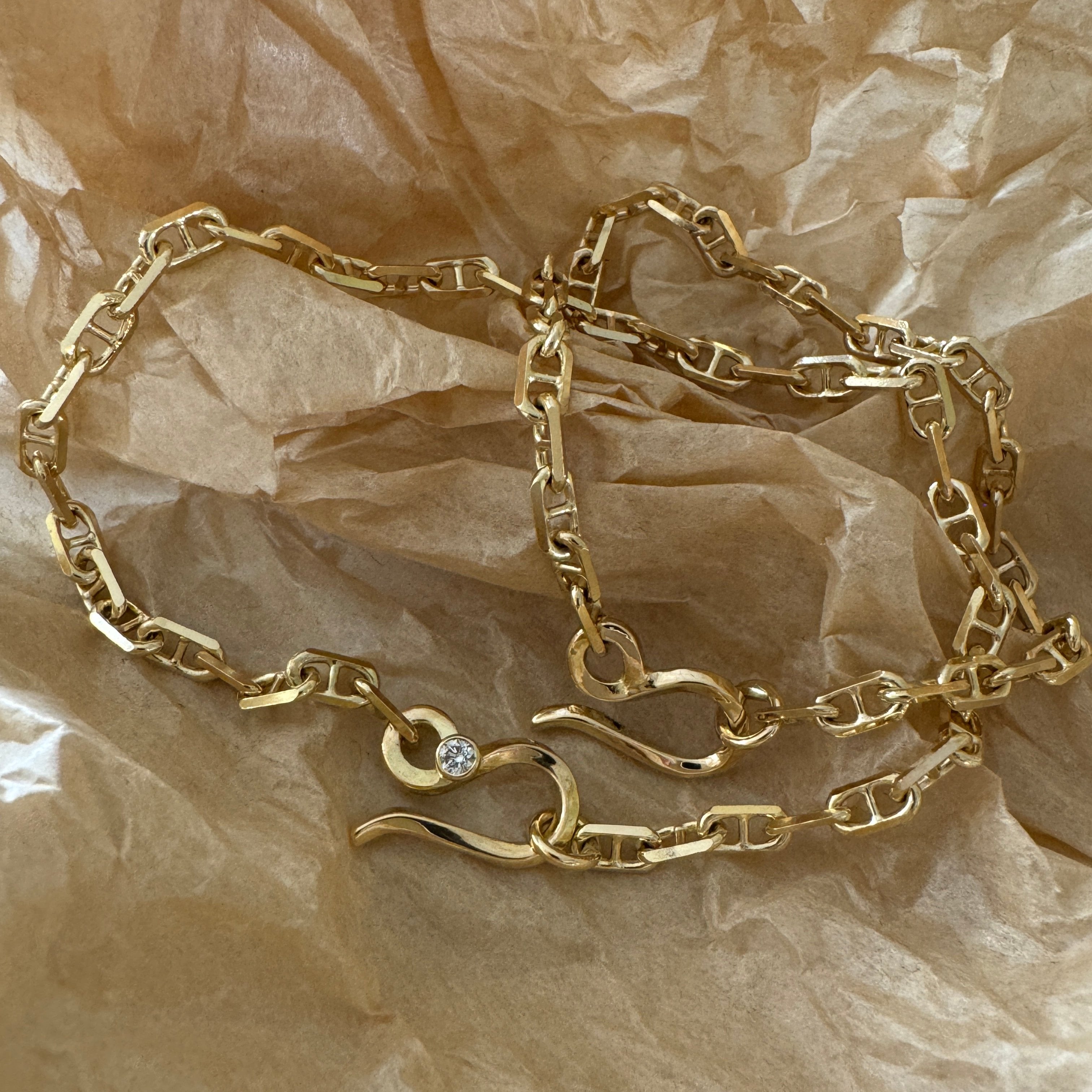 Marine armbånd Chunky, No. 4, i 18 karat guld med hvid diamant på lås