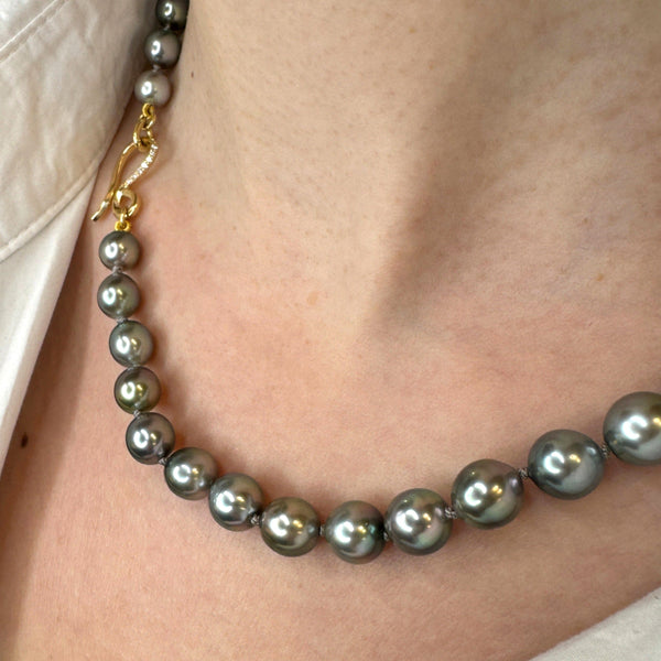 Perlekæde med Tahiti perler og Ribbon S-lås med pavé diamanter, unika
