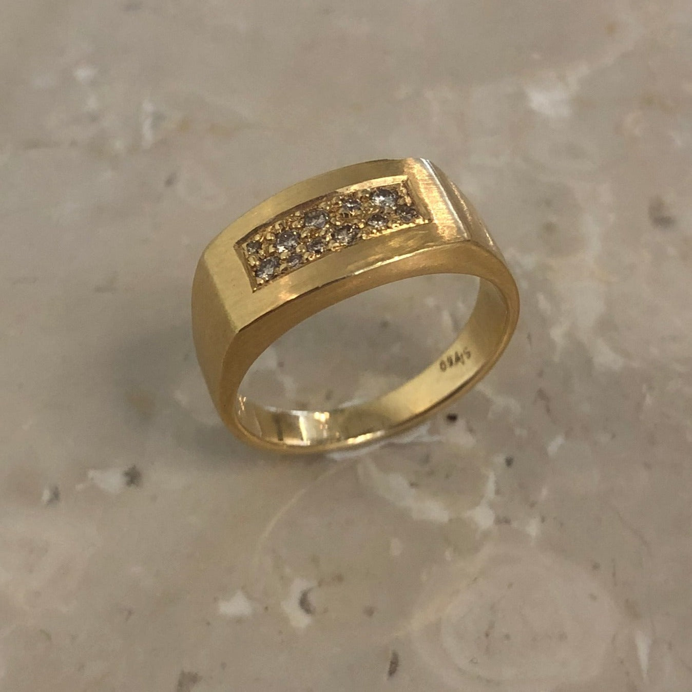 Nova signetring med champagne diamanter.