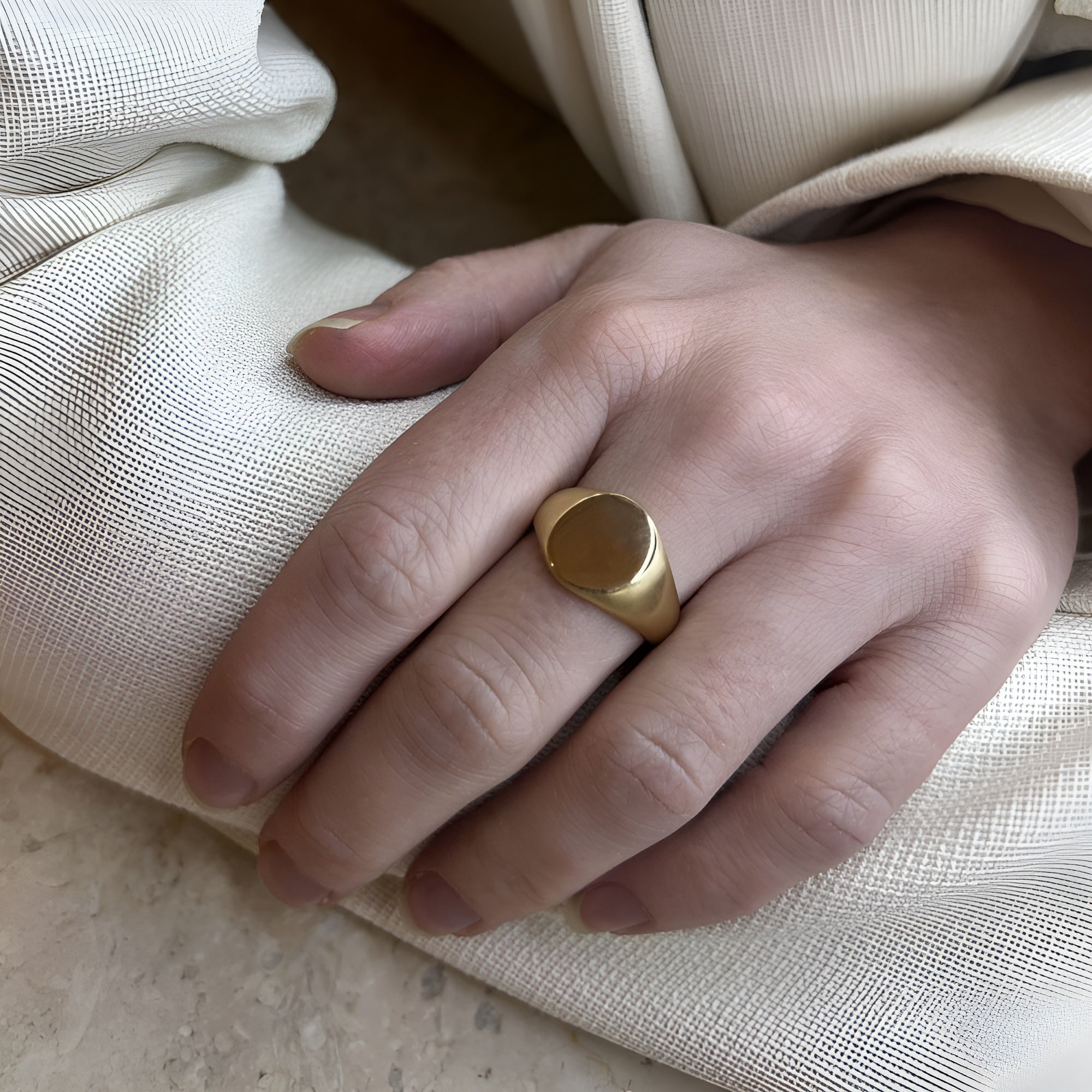 Oval signetring på model