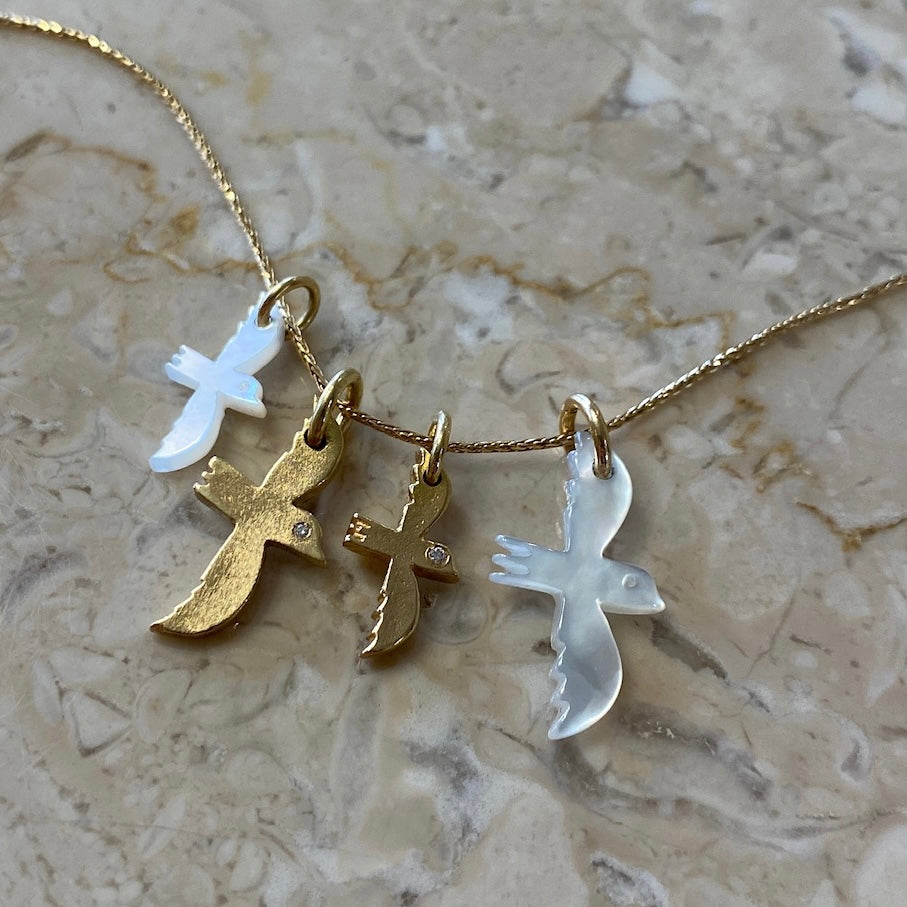 Perlemorsfugle og guldfugle med diamanter.