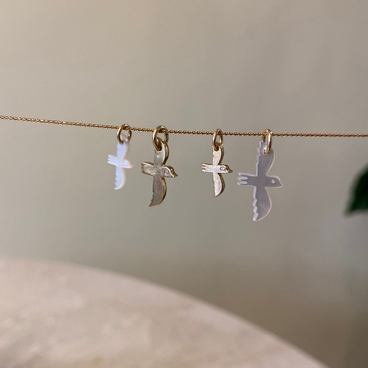 Perlemorsfugle og guldfugle med diamanter.