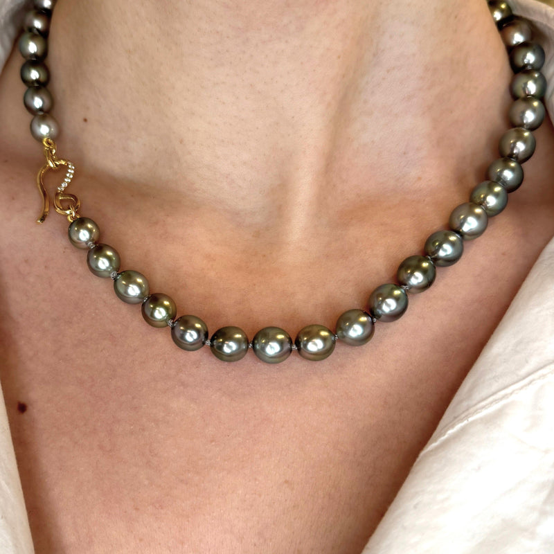 Perlekæde med Tahiti perler og Ribbon S-lås med pavé diamanter, unika