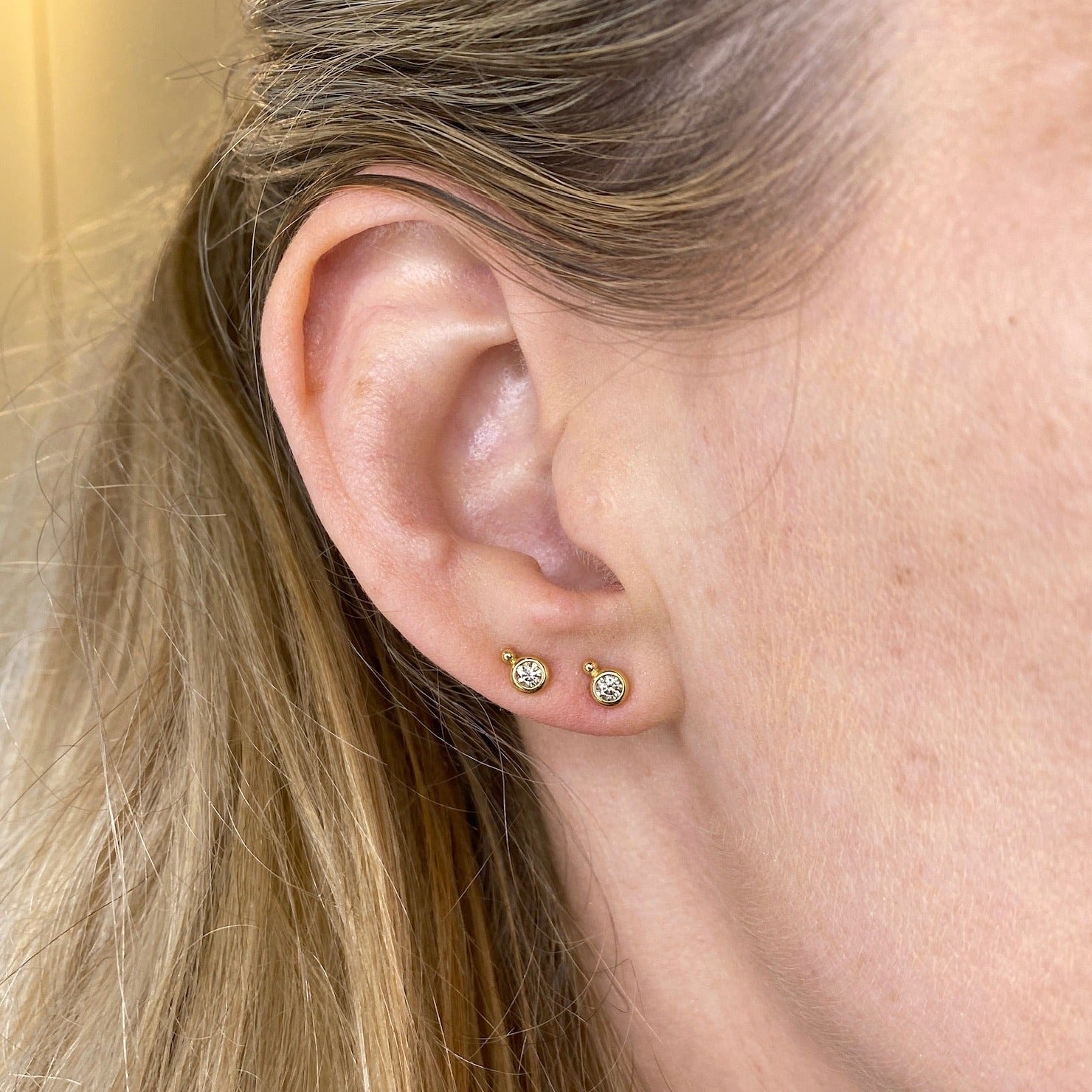 Diamant ørestikker i 18 karat guldkugle