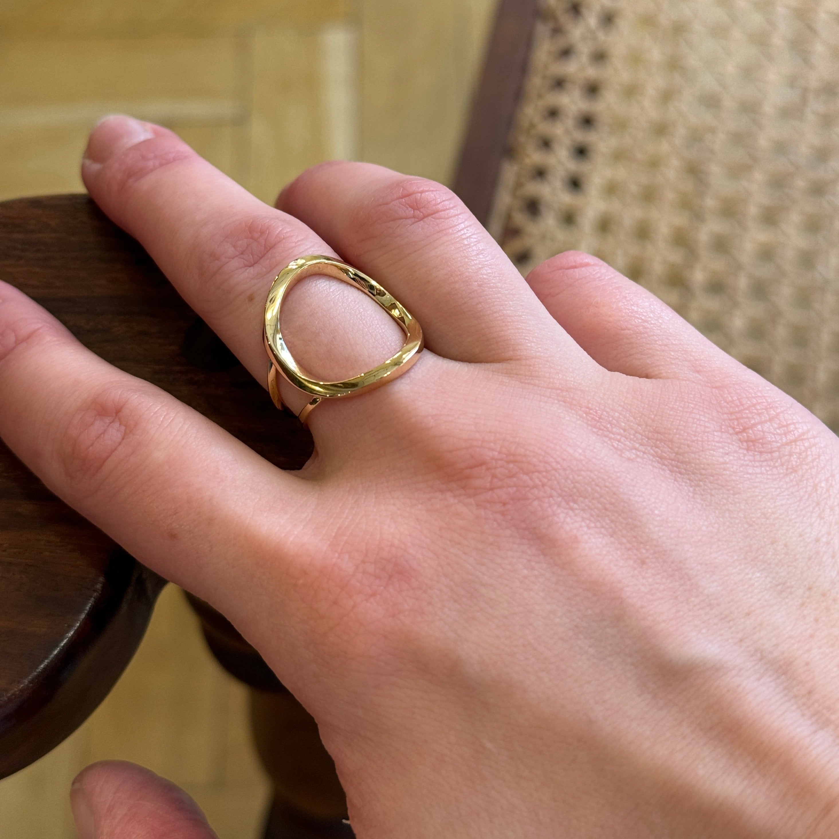 Kraftig ribbon cirkelring i 18 karat guld.