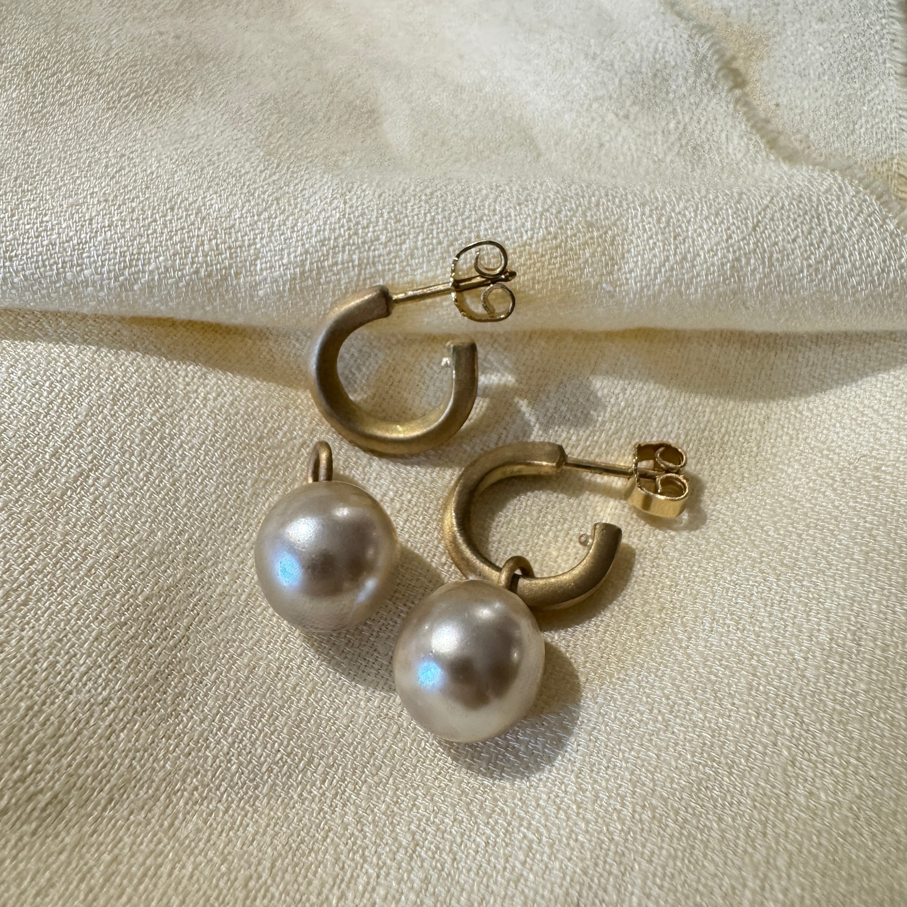 Ribbon hoops med perle vedhæng