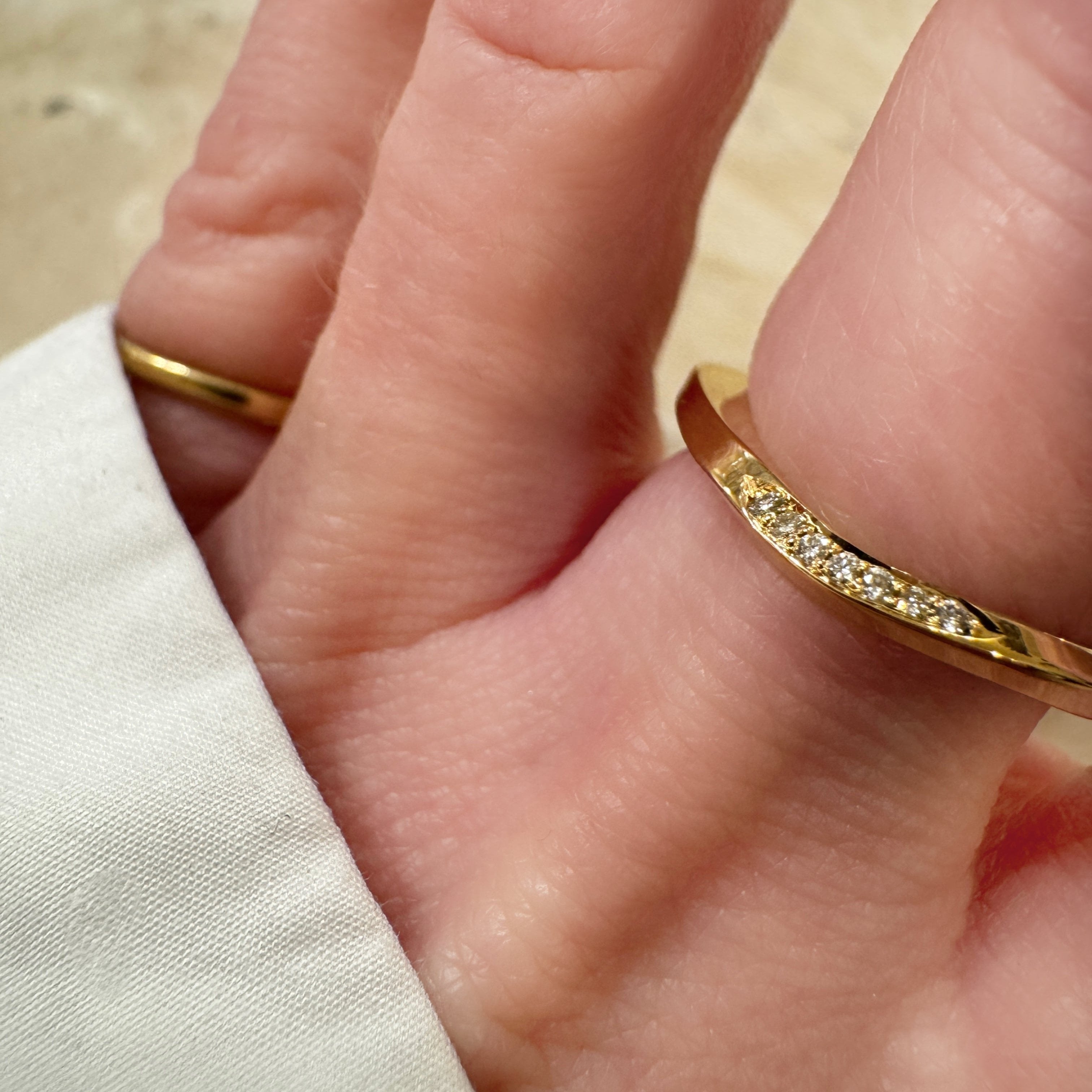 Ribbon ring i 18 karat guld med pavé diamanter