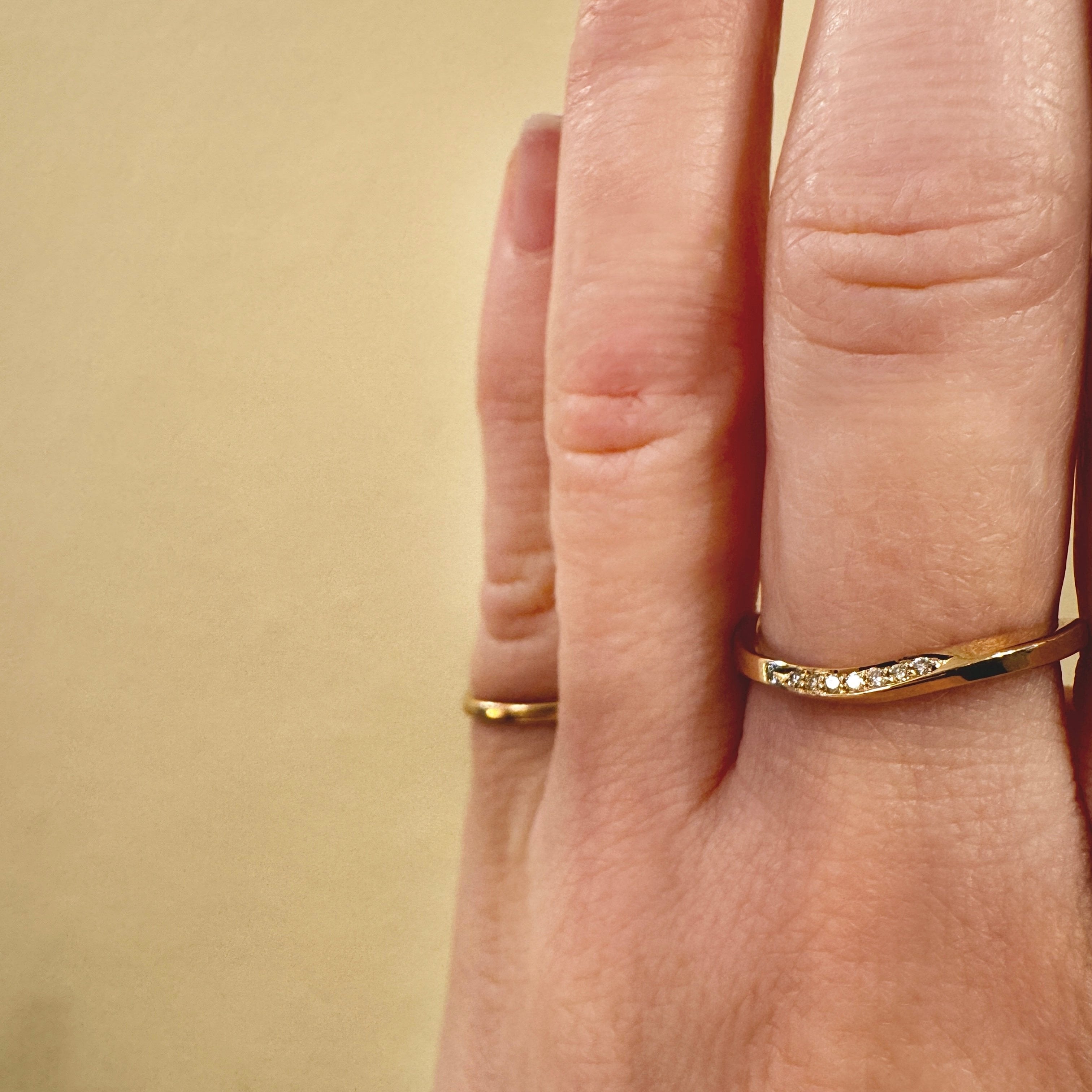 Ribbon ring i 18 karat guld med pavé diamanter