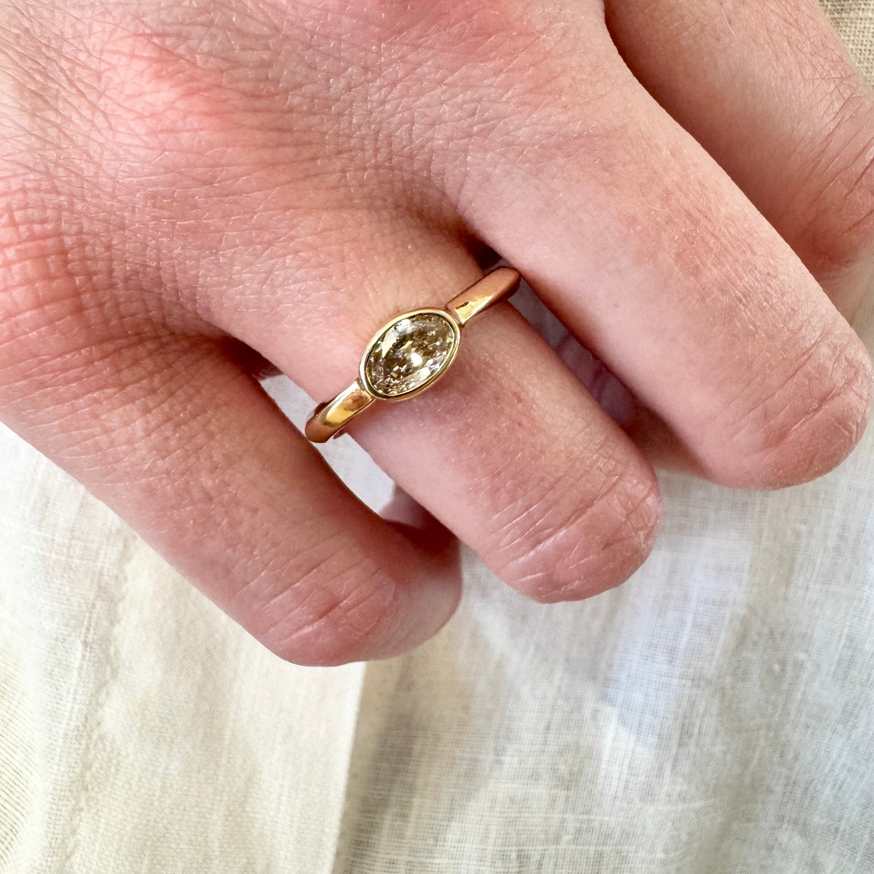 Ribbon ring med stor oval champagne diamant