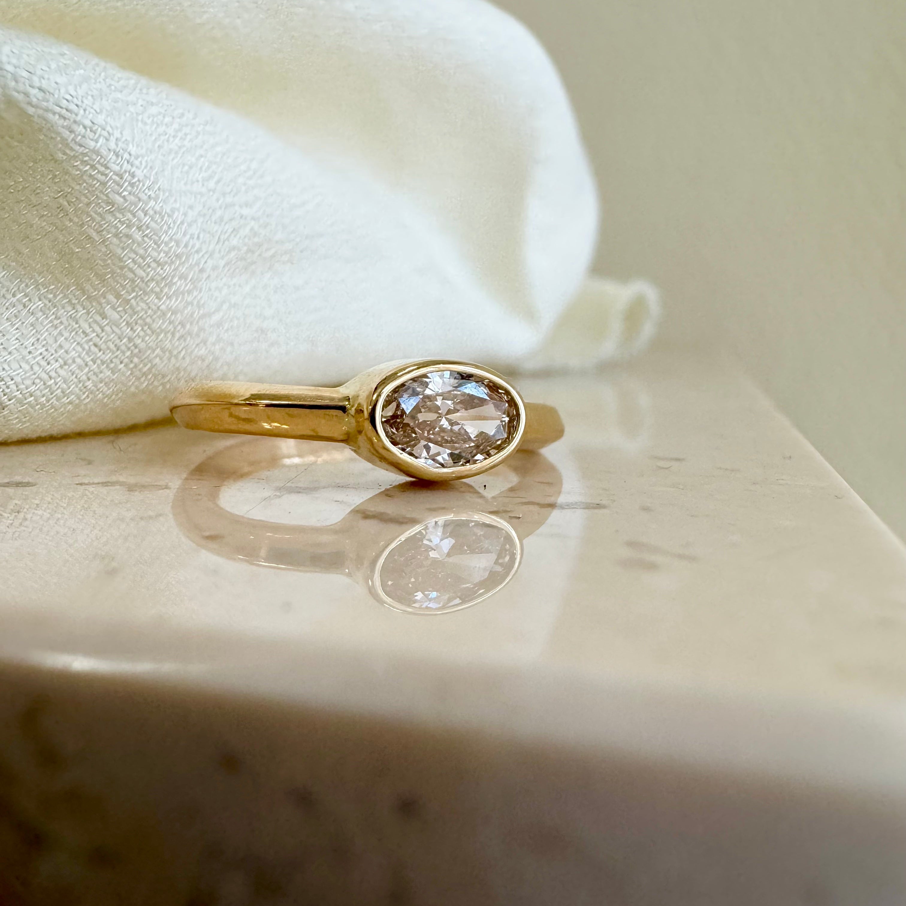 Ribbon ring med stor oval champagne diamant