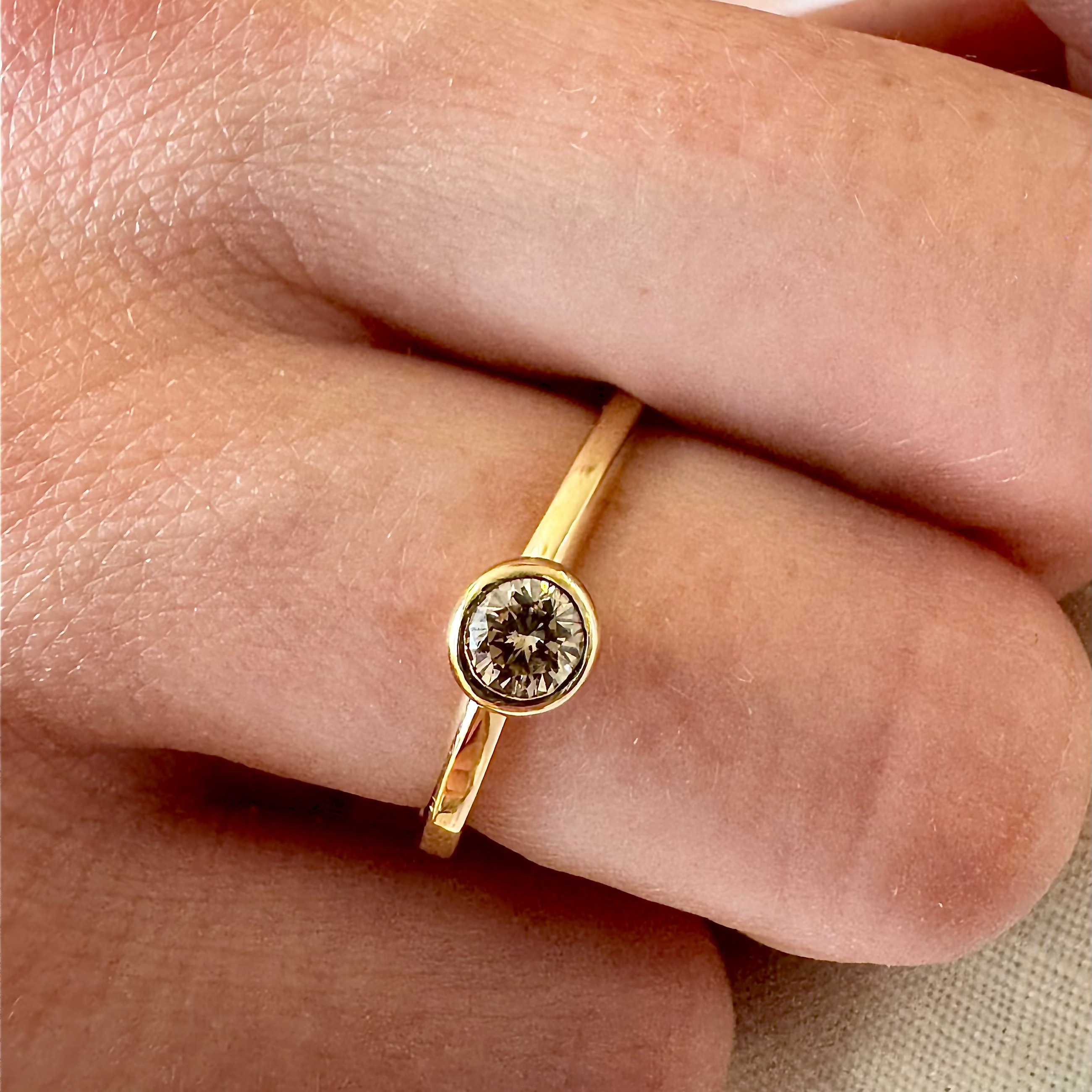 Ribbonring i 18 karat guld med champagne diamant
