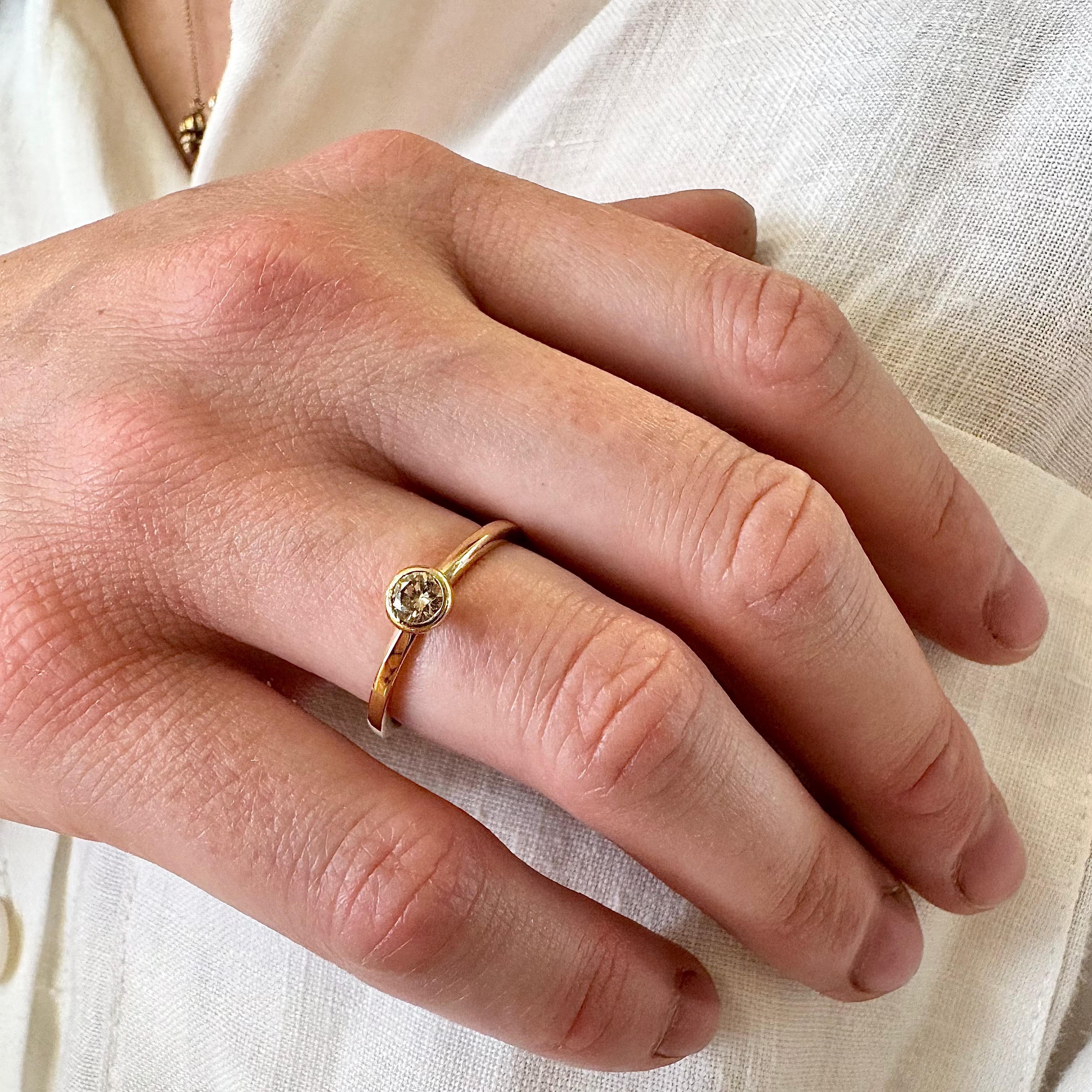 Ribbonring i 18 karat guld med champagne diamant, forlovelsesring