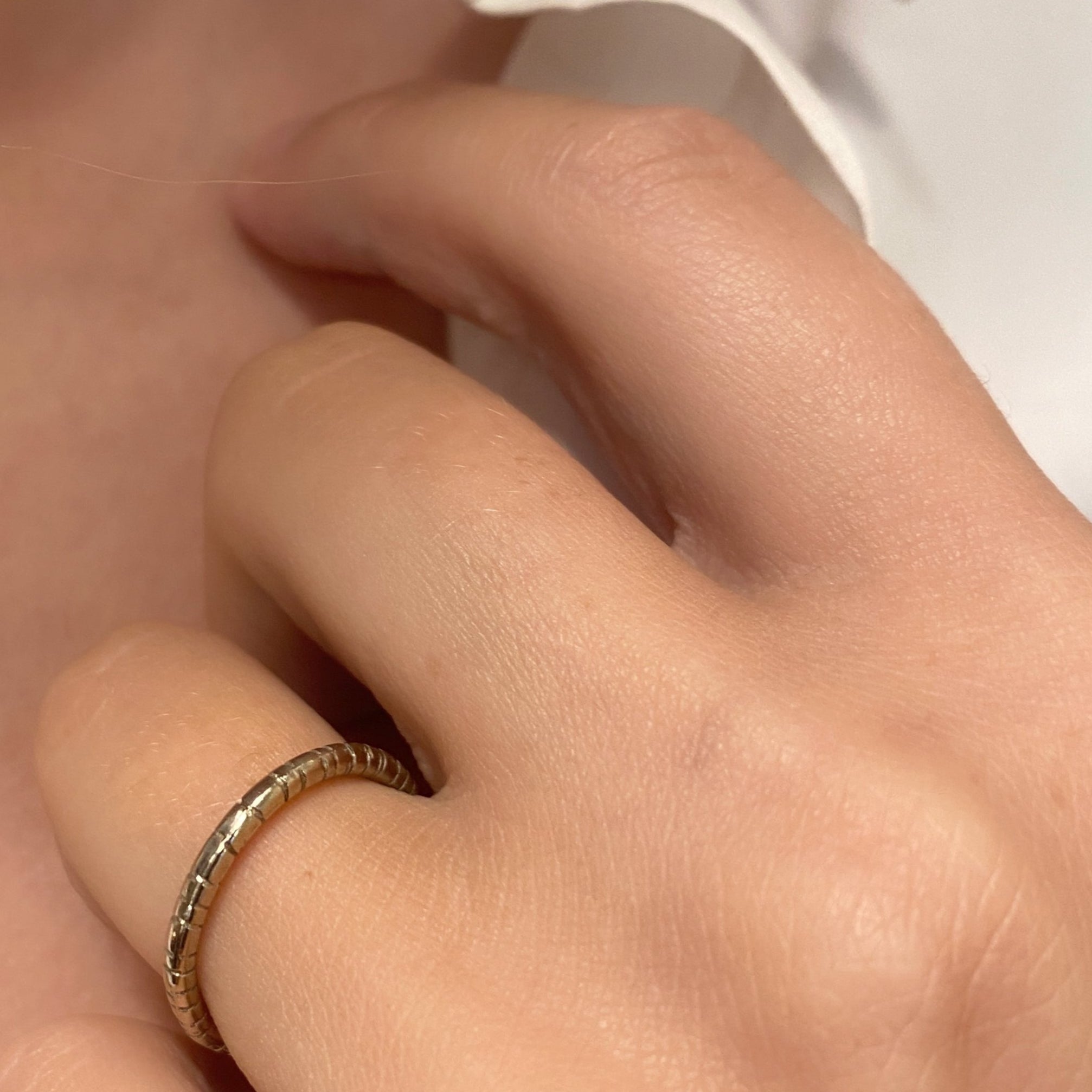 Rillering i 18 karat hvidguld