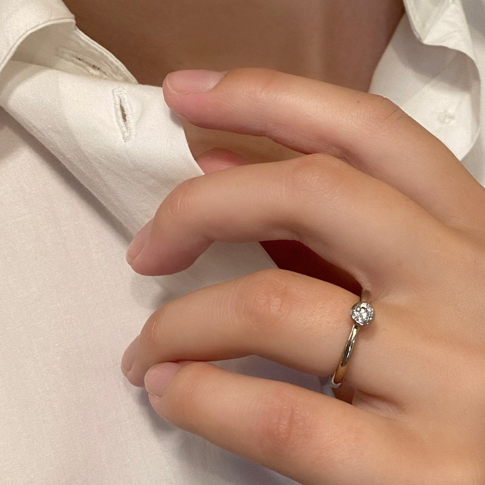 Ring i forloeb med diamantkugle i hvidguld.