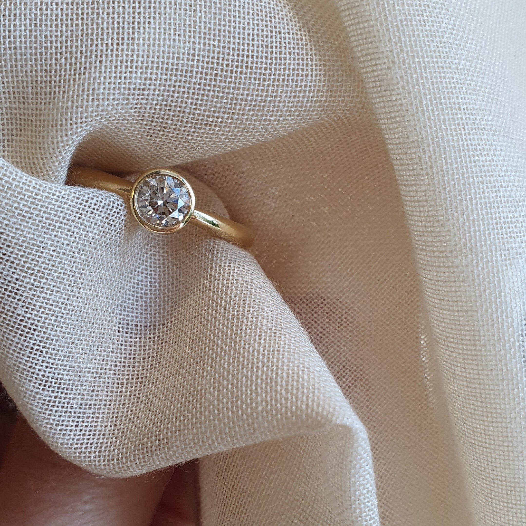 Guldring med hvid diamant