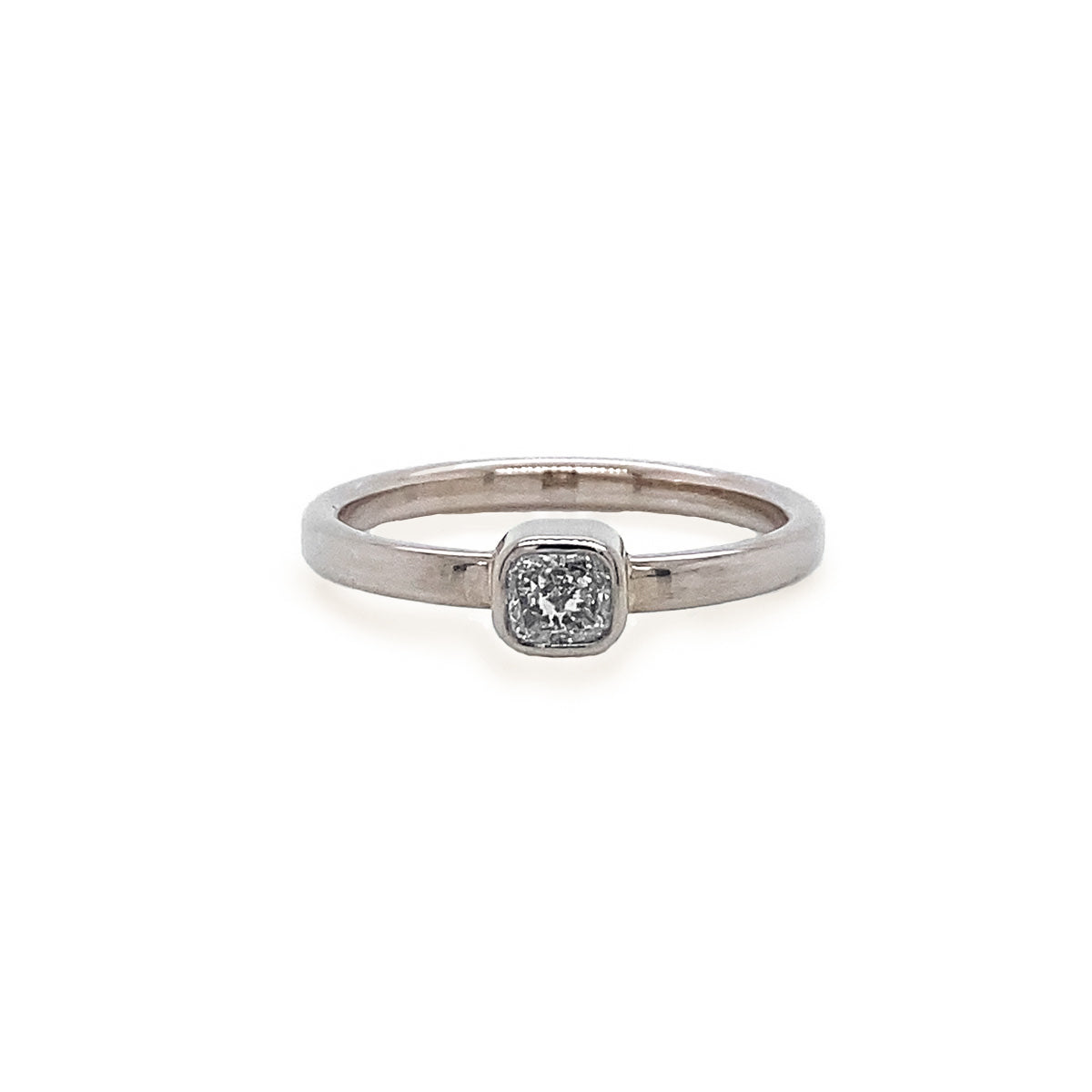 Ring med hvid cushion diamant, 18 karat hvidguld