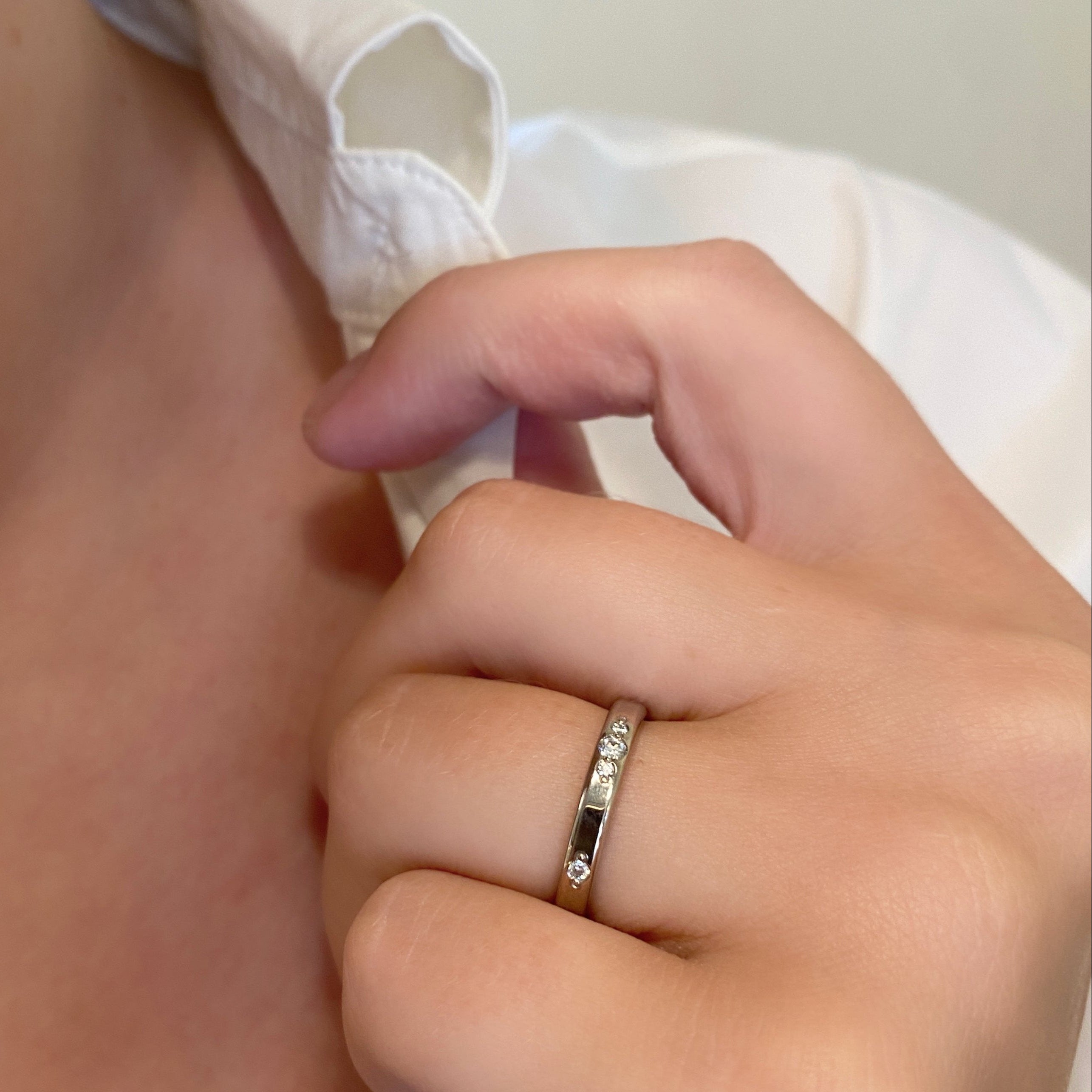 Ring med eternity diamanter i hvidguld