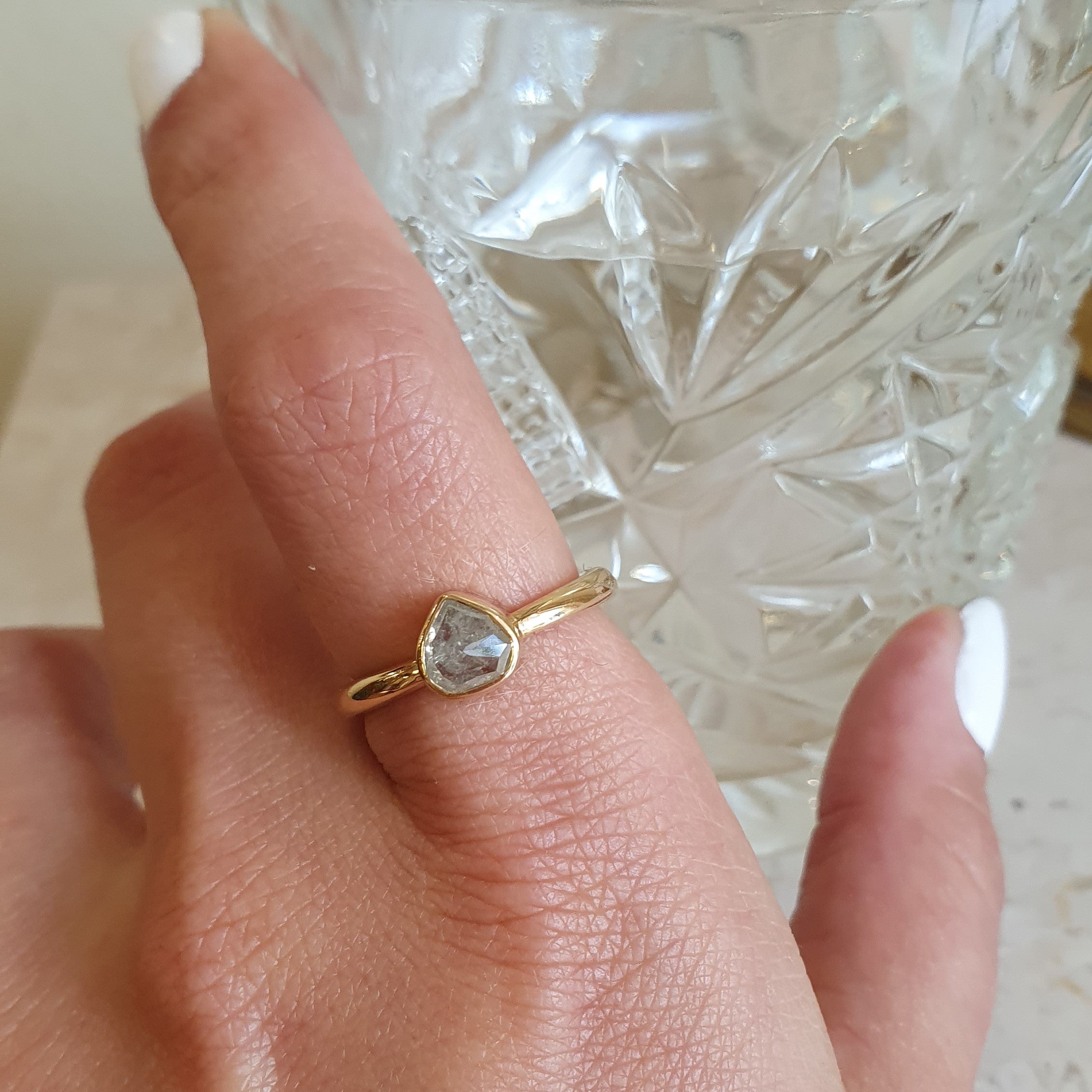 Ring med grå rosenslebet diamant dråbe, unika