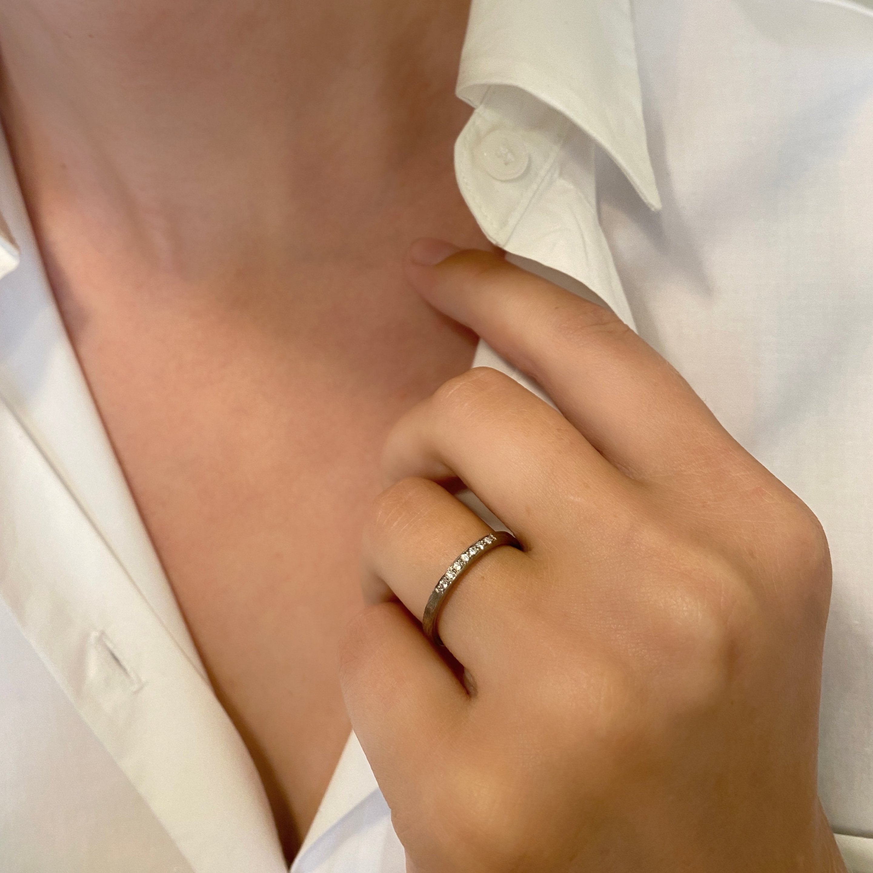 Ring med pavé diamanter i hvidguld